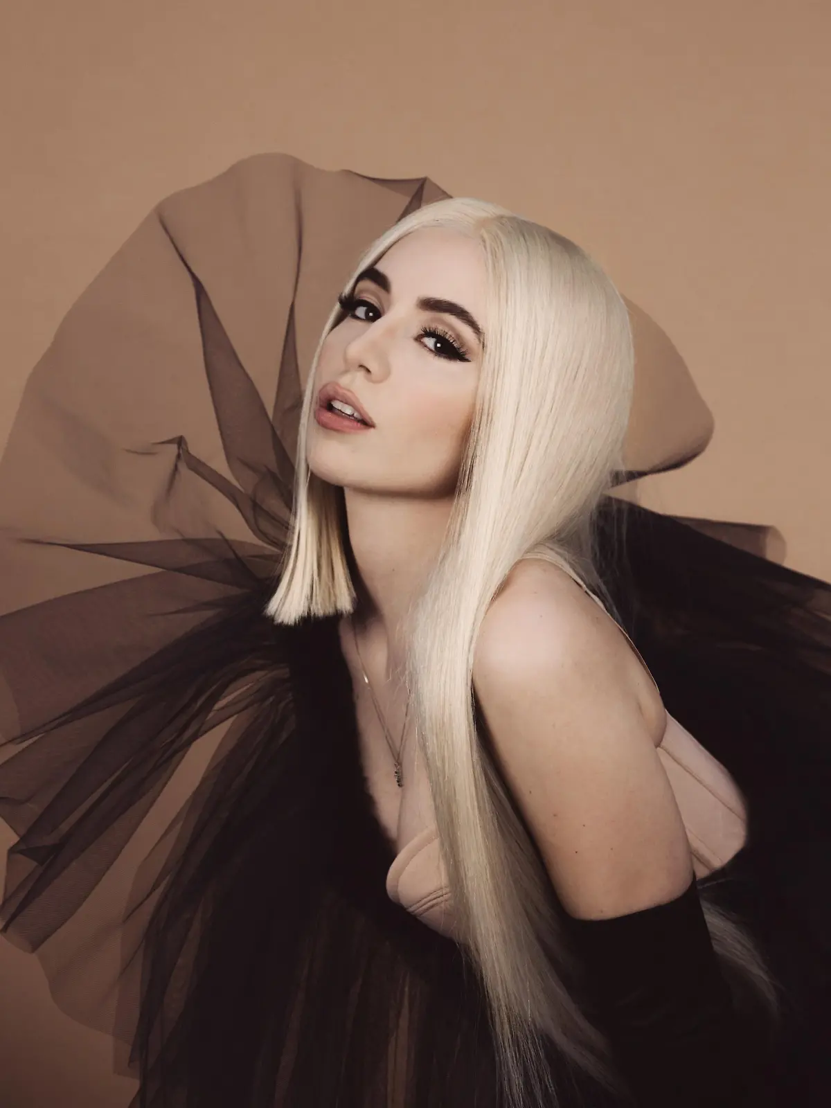 Chartstürmerin Ava Max im Interview