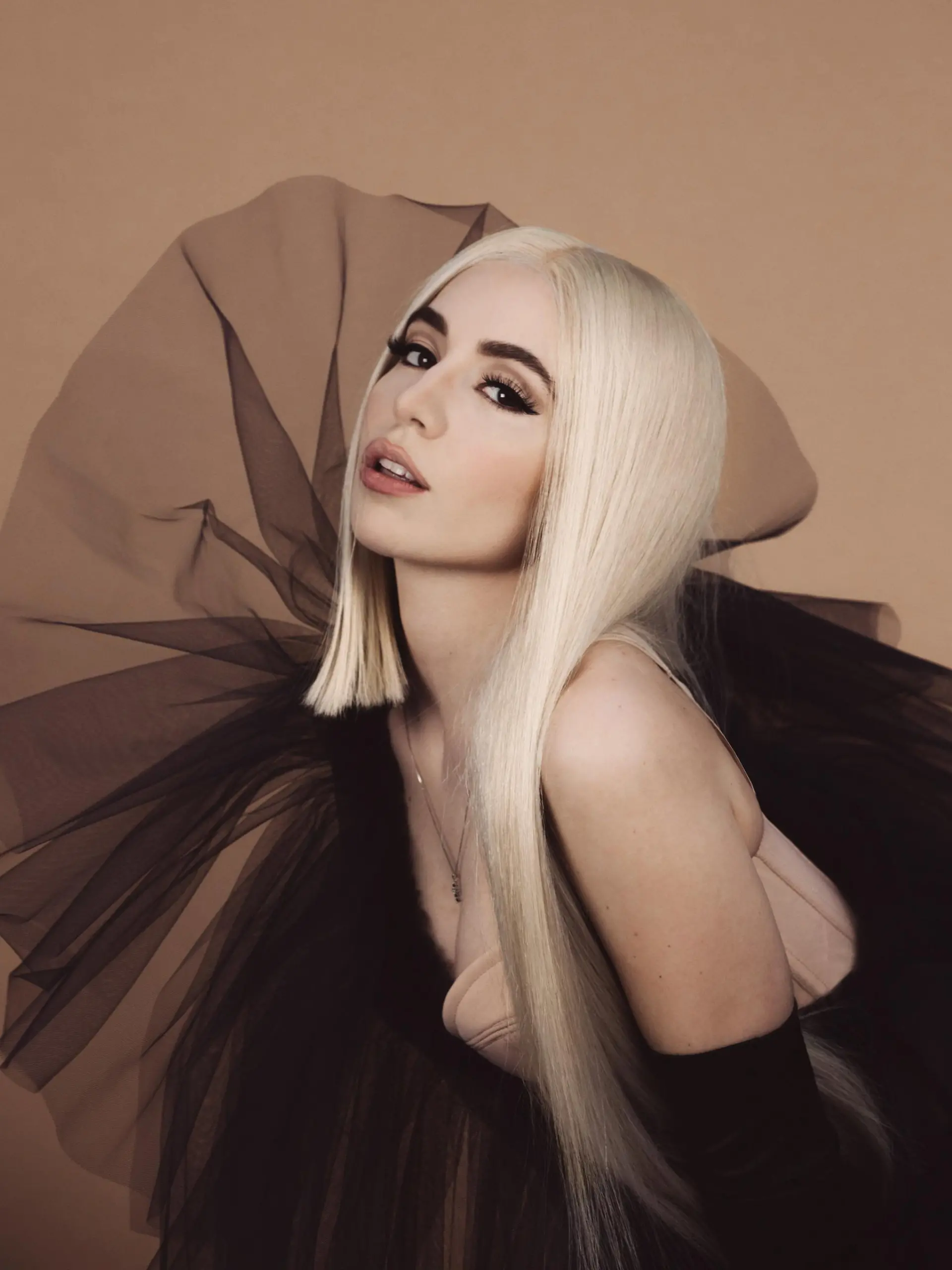 Chartstürmerin Ava Max im Interview