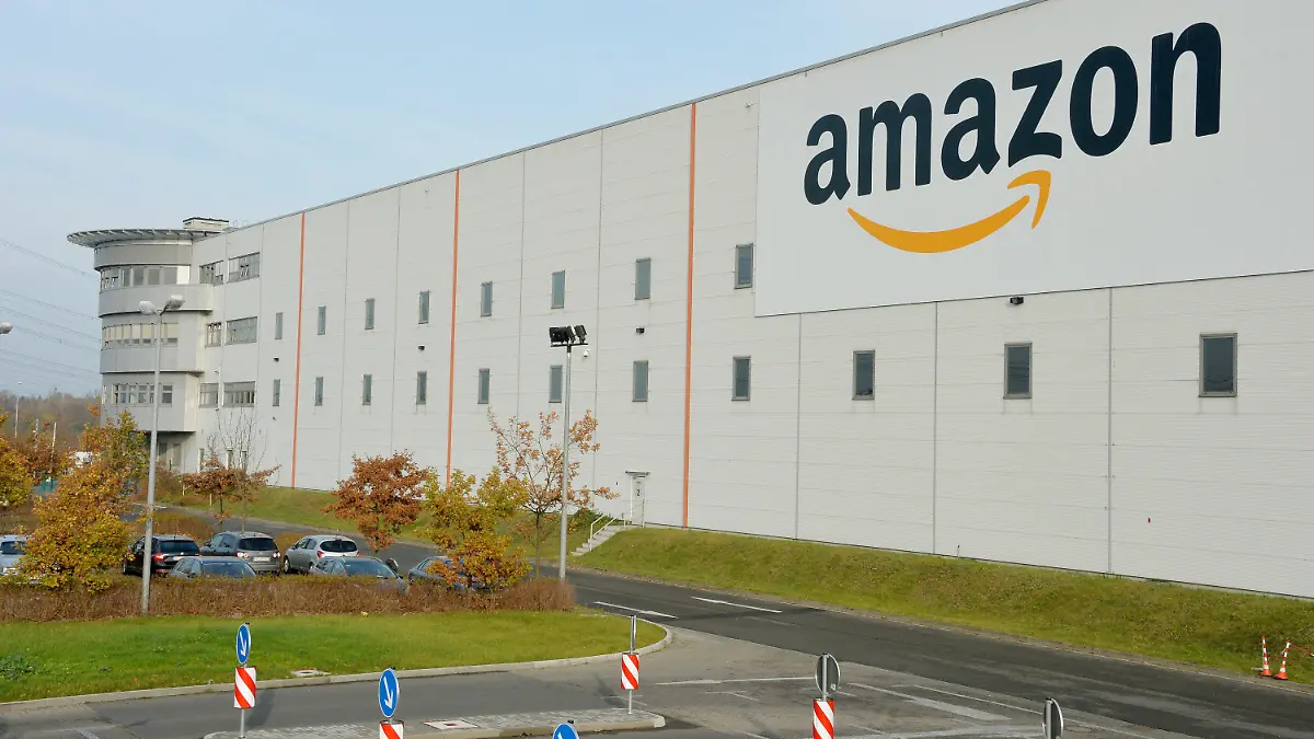 ARCHIV - 28.02.2023, Brandenburg, Brieselang: Die Außenaufnahme zeigt das Amazon Logistikzentrum bei Berlin. Der weltweit größte Online-Versandhändler Amazon hat erstmals die Schließung eines großen Logistikzentrums in Deutschland angekündigt. Der US-Konzern will das Logistikzentrum in Brieselang nahe Berlin schließen, wie ein Unternehmenssprecher bestätigte. (zu dpa: «Amazon schließt Logistikzentrum Brieselang nahe Berlin») Foto: Bernd Settnik/dpa-Zentralbild/dpa +++ dpa-Bildfunk +++