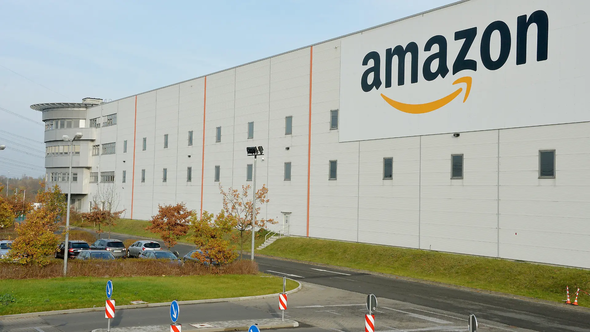 ARCHIV - 28.02.2023, Brandenburg, Brieselang: Die Außenaufnahme zeigt das Amazon Logistikzentrum bei Berlin. Der weltweit größte Online-Versandhändler Amazon hat erstmals die Schließung eines großen Logistikzentrums in Deutschland angekündigt. Der US-Konzern will das Logistikzentrum in Brieselang nahe Berlin schließen, wie ein Unternehmenssprecher bestätigte. (zu dpa: «Amazon schließt Logistikzentrum Brieselang nahe Berlin») Foto: Bernd Settnik/dpa-Zentralbild/dpa +++ dpa-Bildfunk +++