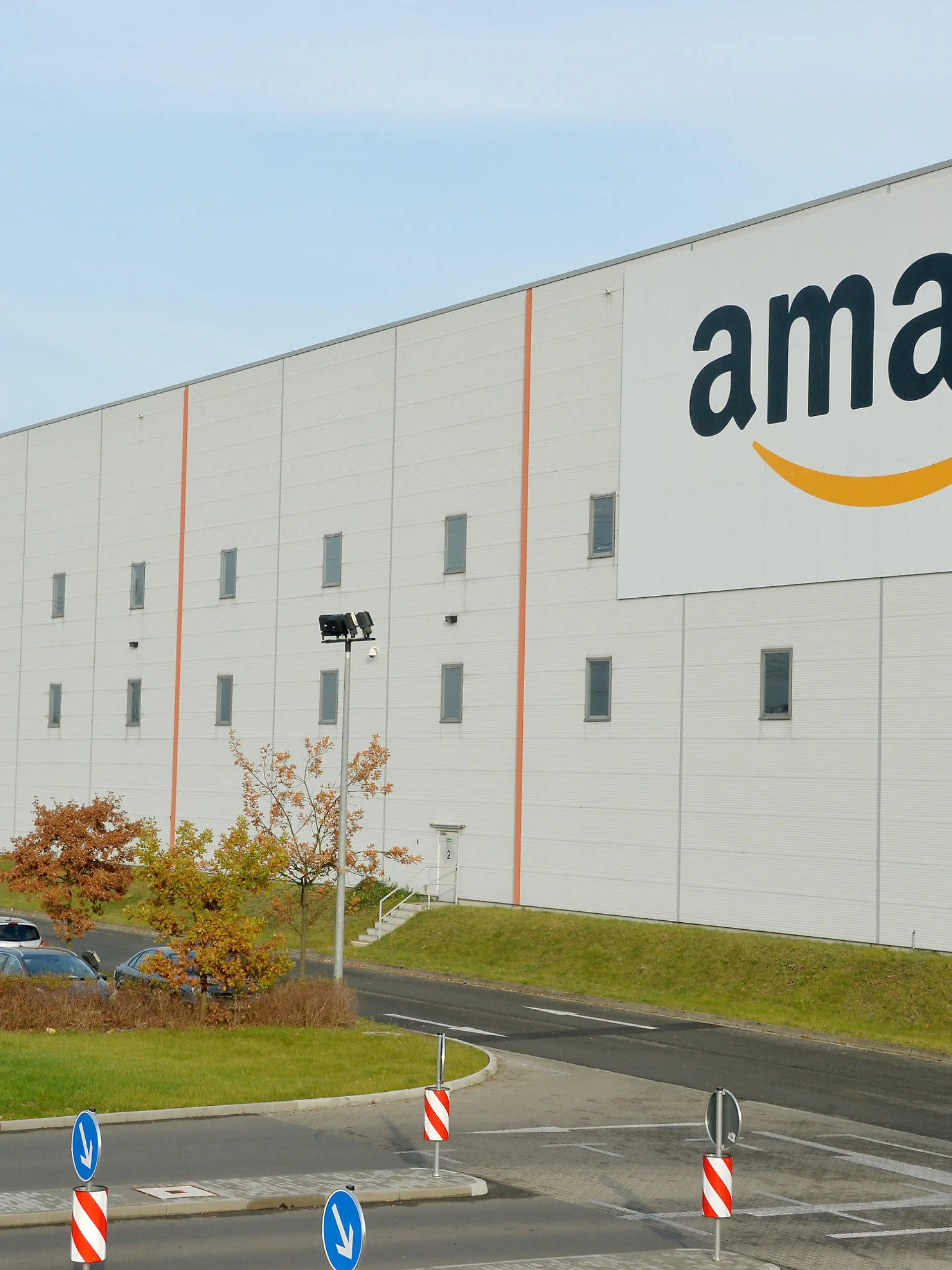 ARCHIV - 28.02.2023, Brandenburg, Brieselang: Die Außenaufnahme zeigt das Amazon Logistikzentrum bei Berlin. Der weltweit größte Online-Versandhändler Amazon hat erstmals die Schließung eines großen Logistikzentrums in Deutschland angekündigt. Der US-Konzern will das Logistikzentrum in Brieselang nahe Berlin schließen, wie ein Unternehmenssprecher bestätigte. (zu dpa: «Amazon schließt Logistikzentrum Brieselang nahe Berlin») Foto: Bernd Settnik/dpa-Zentralbild/dpa +++ dpa-Bildfunk +++