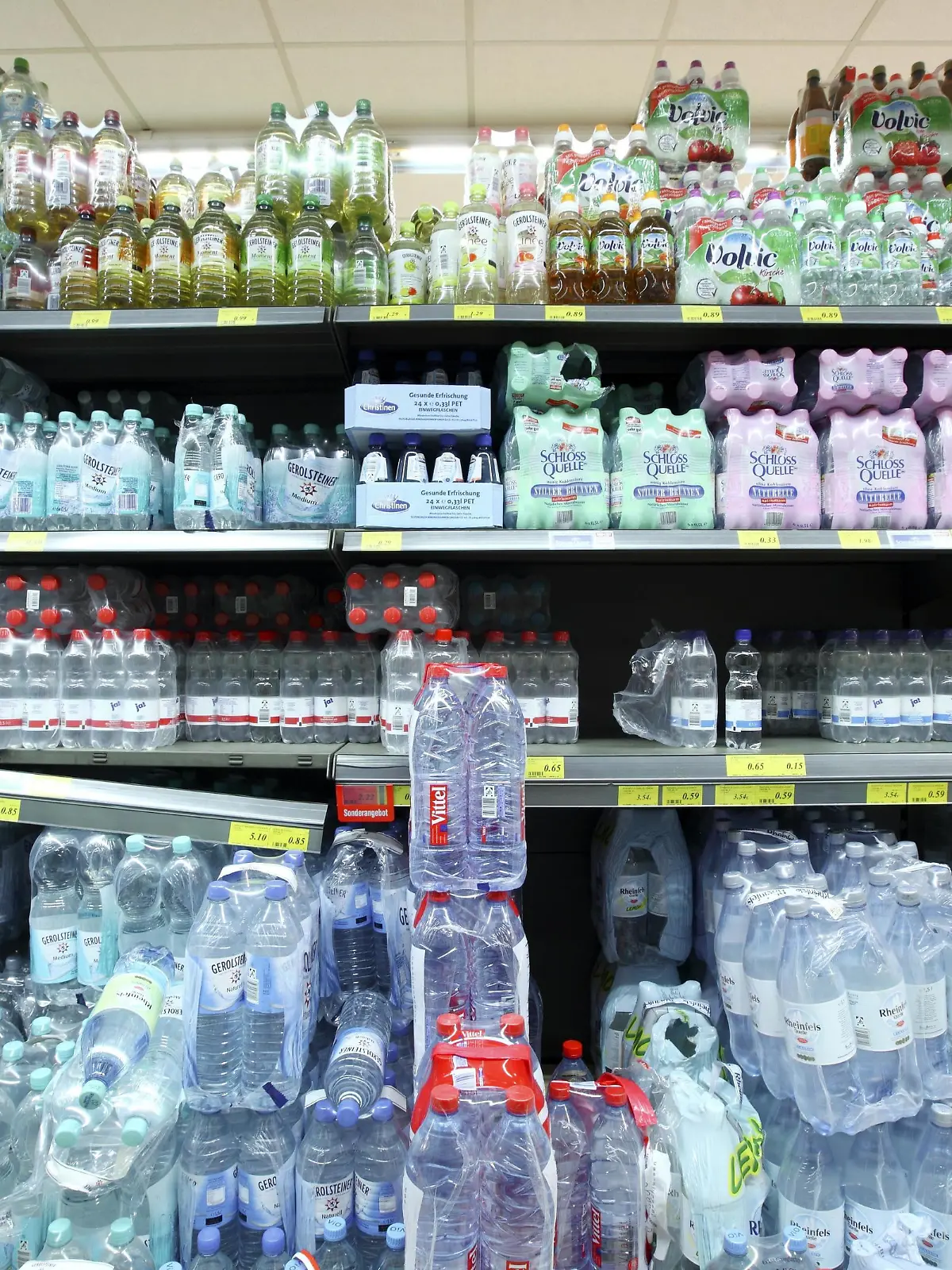 Mineralwasser im Supermarkt