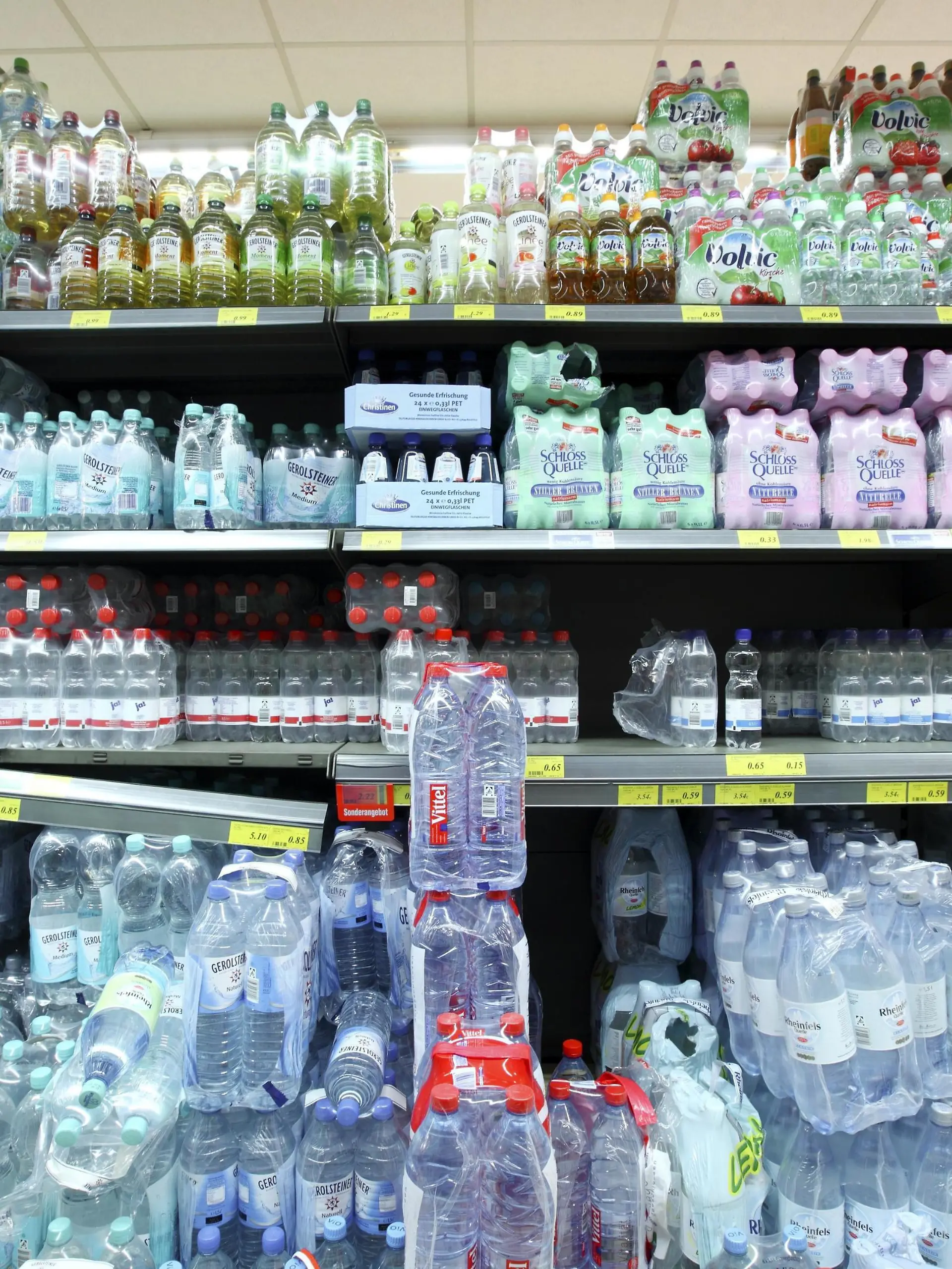 Mineralwasser im Supermarkt