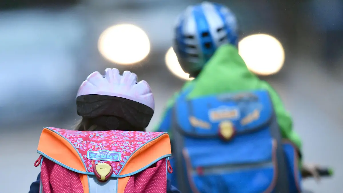 ARCHIV - 05.09.2016, Brandenburg, Kleinmachnow: Kinder mit Fahrradhelmen radeln zur Schule. (zu dpa-Korr "Lust und Leid beim Fahrradfahren") Foto: Ralf Hirschberger/dpa-Zentralbild/dpa +++ dpa-Bildfunk +++