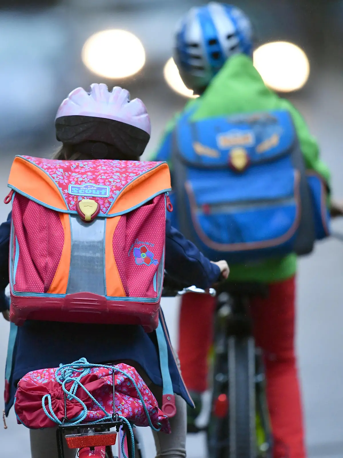 ARCHIV - 05.09.2016, Brandenburg, Kleinmachnow: Kinder mit Fahrradhelmen radeln zur Schule. (zu dpa-Korr "Lust und Leid beim Fahrradfahren") Foto: Ralf Hirschberger/dpa-Zentralbild/dpa +++ dpa-Bildfunk +++