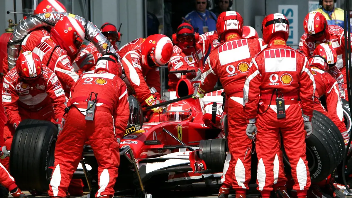 German Formula One driver Michael Schumacher of Scuderia Ferrari F1 team during the pit stop at the European Grand Prix at the Nuerburgring circuit, near Nuerburg Germany, Sunday 07 May 2006. Photo: Roland Weihrauch +++(c) dpa - Bildfunk+++