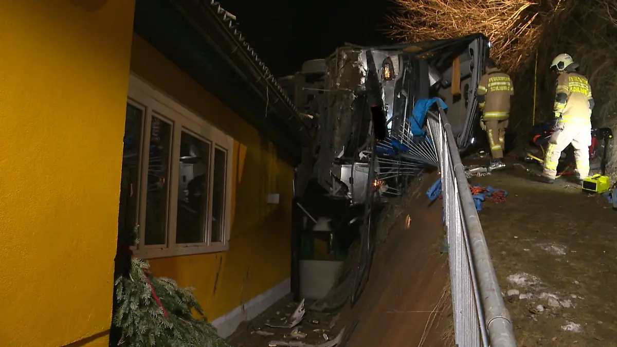 HANDOUT - 26.02.2023, Österreich, Schladming: Rettungskräfte der Feuerwehr sind am Unglücksort im Einsatz. Ein deutscher Reisebus ist auf der Rohrmooser Landstraße L722 in Richtung Schladming in der sog. «Schlösselkehre» über eine Böschung gestürzt. Ein deutscher Reisebus mit 32 Passagieren ist am späten Samstagabend in Österreich verunglückt. Ein 31 Jahre alter Passagier kam nach Angaben der Polizei ums Leben, mehrere weitere wurden teils verletzt, darunter der 51-jährige Busfahrer. Foto: Christoph Schlüsslmayr/BFV LIEZEN/AP/dpa - ACHTUNG: Nur zur redaktionellen Verwendung im Zusammenhang mit der aktuellen Berichterstattung und nur mit vollständiger Nennung des vorstehenden Credits +++ dpa-Bildfunk +++
