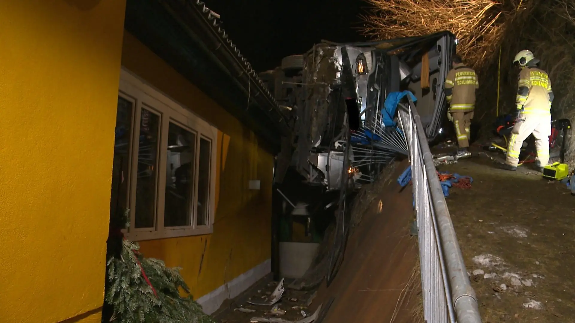 HANDOUT - 26.02.2023, Österreich, Schladming: Rettungskräfte der Feuerwehr sind am Unglücksort im Einsatz. Ein deutscher Reisebus ist auf der Rohrmooser Landstraße L722 in Richtung Schladming in der sog. «Schlösselkehre» über eine Böschung gestürzt. Ein deutscher Reisebus mit 32 Passagieren ist am späten Samstagabend in Österreich verunglückt. Ein 31 Jahre alter Passagier kam nach Angaben der Polizei ums Leben, mehrere weitere wurden teils verletzt, darunter der 51-jährige Busfahrer. Foto: Christoph Schlüsslmayr/BFV LIEZEN/AP/dpa - ACHTUNG: Nur zur redaktionellen Verwendung im Zusammenhang mit der aktuellen Berichterstattung und nur mit vollständiger Nennung des vorstehenden Credits +++ dpa-Bildfunk +++