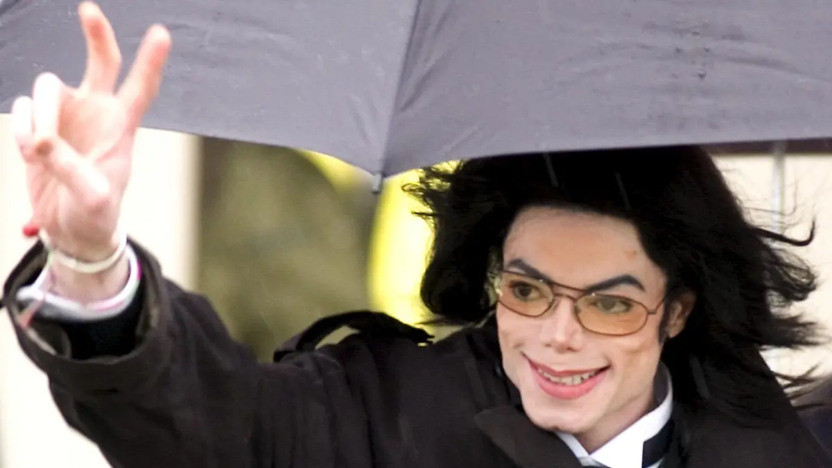ARCHIV - 22.02.2005, USA, Santa_Maria: Michael Jackson zeigt seinen Fans ein Victory-Zeichen. (zu dpa ««Tote Topverdiener» auf Forbes-Liste: Michael Jackson an der Spitze») Foto: Joshua Gates Weisberg/epa/dpa +++ dpa-Bildfunk +++