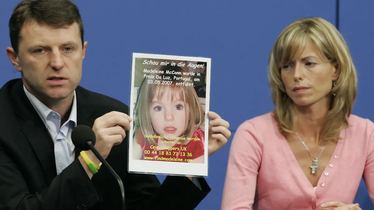 ARCHIV - Kate und Gerry McCann zeigen am 06.06.2007 in Berlin während einer Pressekonferenz in Berlin ein Bild ihrer verschwundenen Tochter Madeleine (Maddie). Auch zehn Jahren nach dem Verschwinden von Maddie hat die Londoner Polizei die Hoffnung noch nicht aufgegeben. Die Dreijährige verschwand am 3. Mai 2007 aus einer Ferienlage in Portugal. (zu dpa «Scotland Yard: Hoffnung im Fall Maddie noch nicht aufgegeben» vom 26.04.2017) Foto: Soeren Stache/dpa-Zentralbild/dpa +++(c) dpa - Bildfunk+++