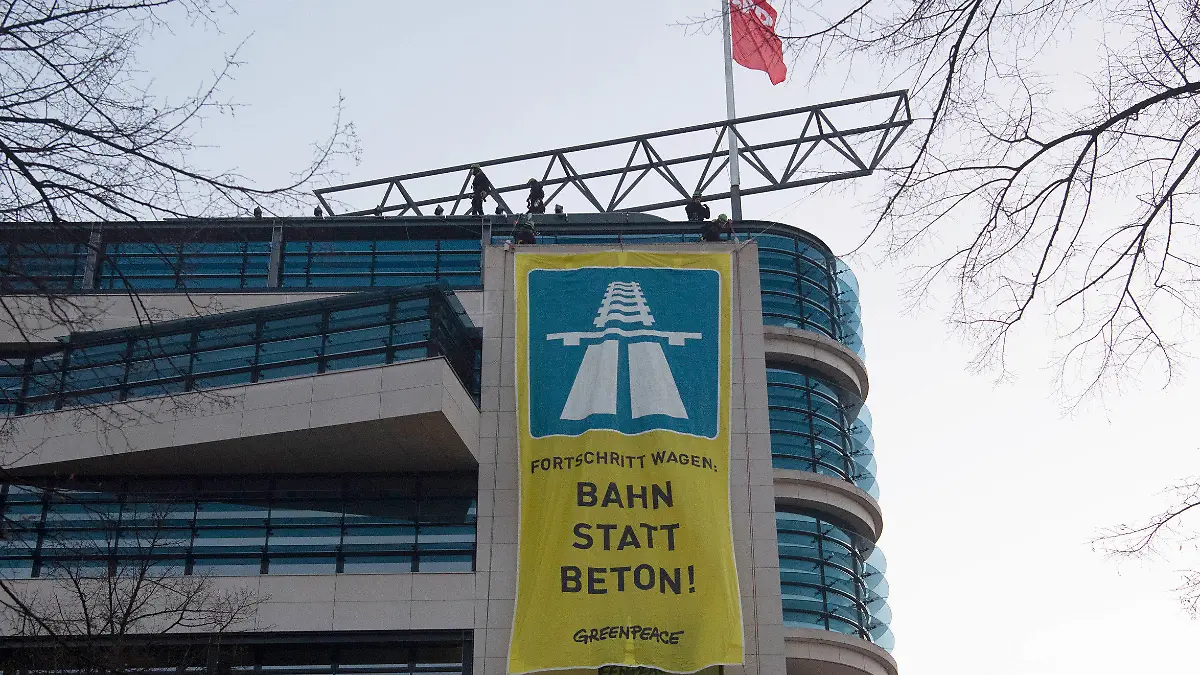 27.02.2023, Berlin: Ein übergroßes Transparent mit dem Logo der Autobahn haben Aktivisten der Umweltschutzgruppe Greenpeace vom Dach der SPD-Bundeszentrale aufgehangen. Dafür seilten sich zwei Umweltschützer vom Dach ab, um das Transparent entsprechend plazieren zu können. Weitere Aktivisten griffen unterstützend vom Dach aus ein. Greenpeace spricht sich gegen den Aus- und Weiterbau des Autobahnnetzes aus und fordert stattdessen die Bahnstrecken auszubauen. Foto: Paul Zinken/dpa +++ dpa-Bildfunk +++
