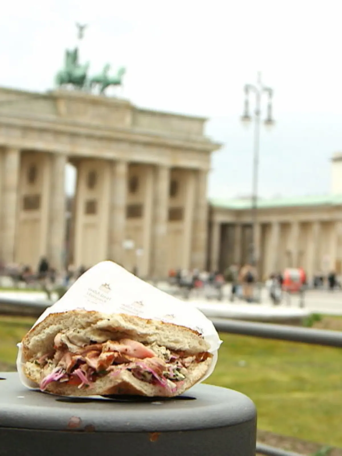 Wird der Döner jetzt zum Luxusessen? Für viele Deutsche ist das eine Horror-Vorstellung – schließlich ist der Döner für viele das absolute Lieblingsessen. Wir erklären, wie sich eine Dönerpreis-Bremse auf die Kosten auswirken könnte.