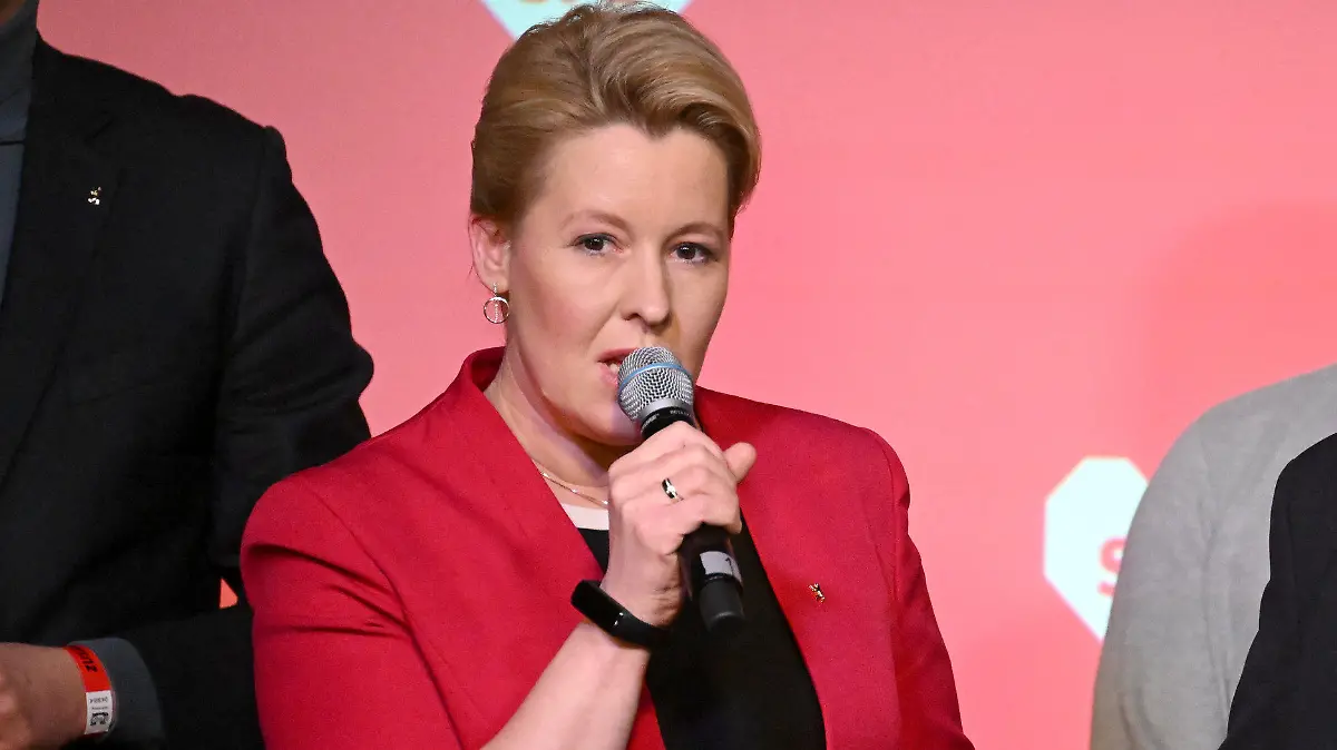 ARCHIV - 12.02.2023, Berlin: Franziska Giffey (SPD), Regierende Bürgermeisterin von Berlin und Spitzenkandidatin der Berliner SPD, und Raed Saleh, Landesvorsitzender der SPD Berlin und Vorsitzender der SPD-Fraktion im Berliner Abgeordnetenhaus, sprechen zu den Parteimitgliedern bei der Wahlparty der SPD im Festsaal Kreuzberg zur Wahl zum Berliner Abgeordnetenhaus. (zu dpa «SPD-Landeschef Saleh: Opposition ist nicht Mist») Foto: Bernd von Jutrczenka/dpa +++ dpa-Bildfunk +++