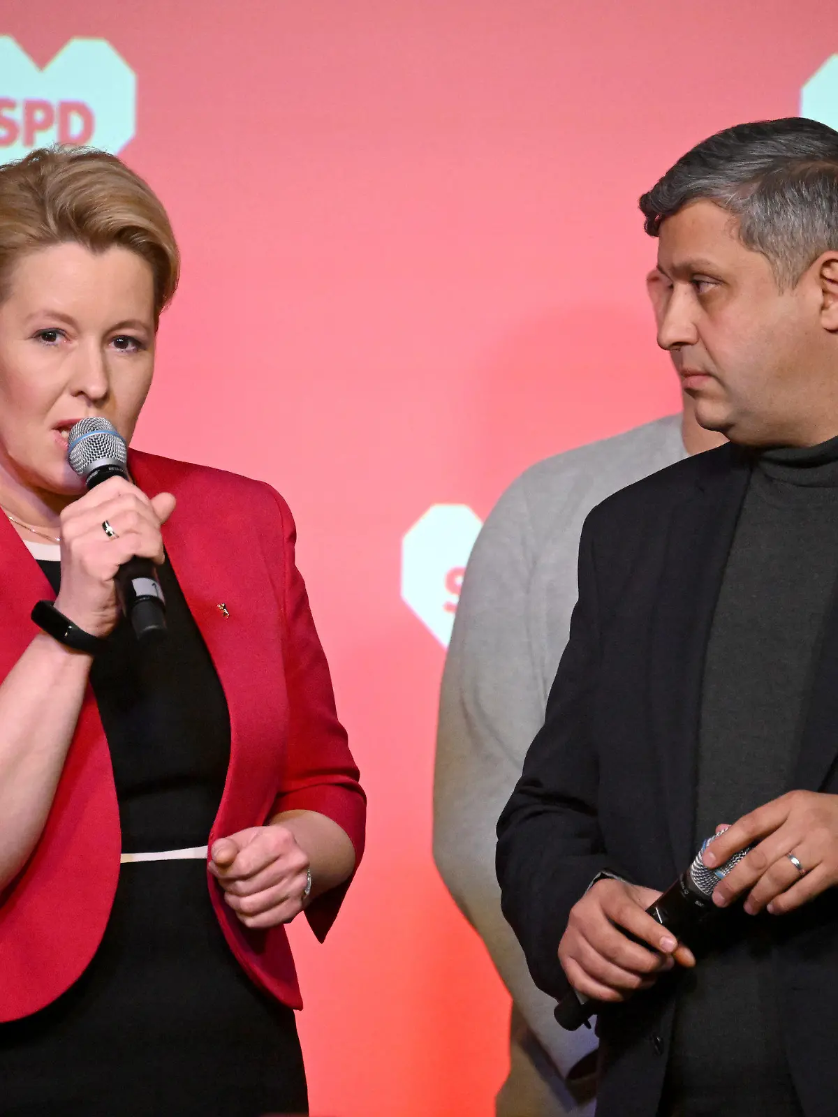 ARCHIV - 12.02.2023, Berlin: Franziska Giffey (SPD), Regierende Bürgermeisterin von Berlin und Spitzenkandidatin der Berliner SPD, und Raed Saleh, Landesvorsitzender der SPD Berlin und Vorsitzender der SPD-Fraktion im Berliner Abgeordnetenhaus, sprechen zu den Parteimitgliedern bei der Wahlparty der SPD im Festsaal Kreuzberg zur Wahl zum Berliner Abgeordnetenhaus. (zu dpa «SPD-Landeschef Saleh: Opposition ist nicht Mist») Foto: Bernd von Jutrczenka/dpa +++ dpa-Bildfunk +++