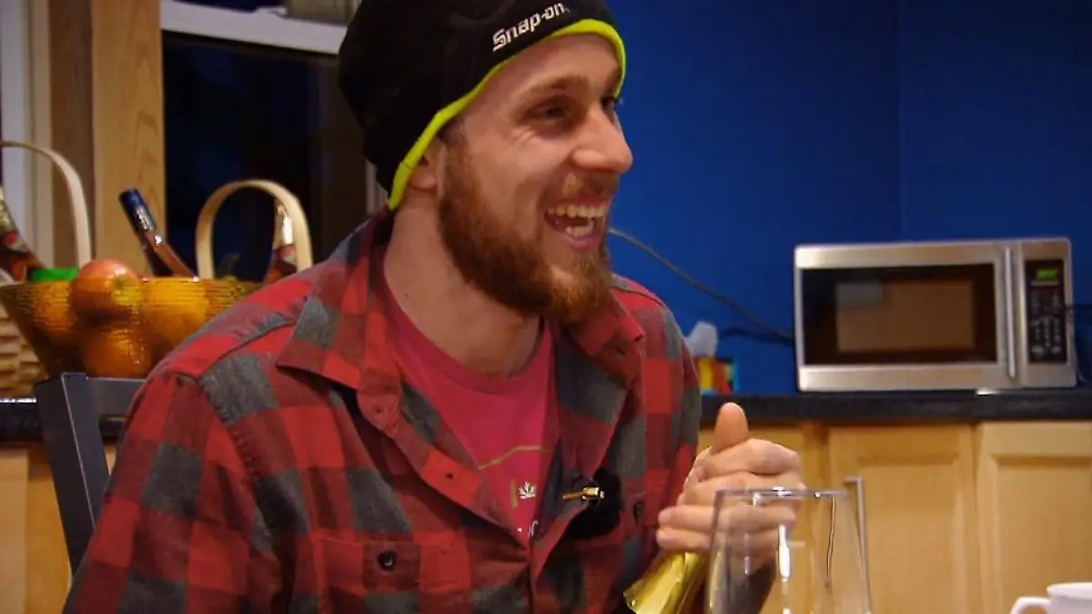 Freddy öffnet seine erste Sektflasche Einfacher gesagt, als getan