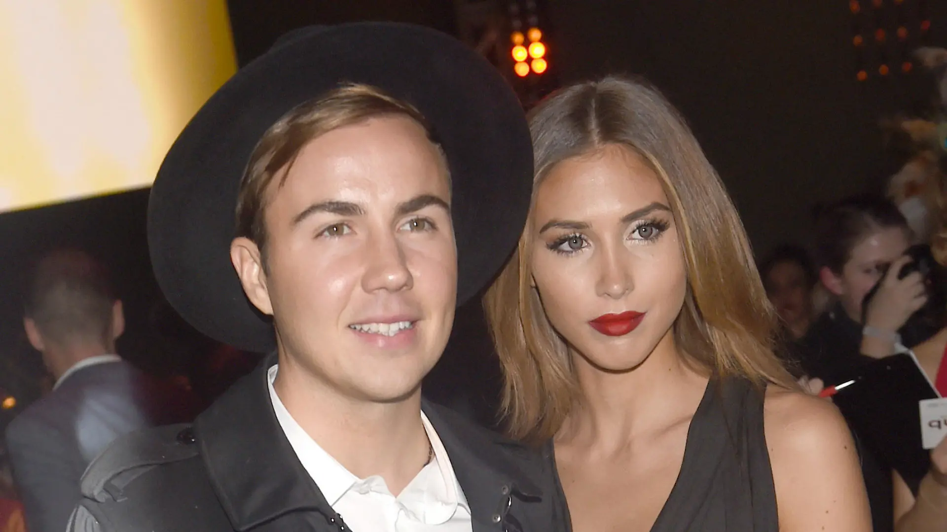 ARCHIV - 22.01.2016, Österreich, Kitzbühel: Der deutsche Fußballer Mario Götze und seine Freundin, das Model Ann-Kathrin Brömmel, sind nach dem Hahnenkammrennen auf der Kitz Race Party zu sehen. Mit einem Hochzeitsfoto aus Mallorca haben Fußballweltmeister Mario Götze und seine Frau Ann-Kathrin Hunderttausende Fans erfreut. (zu dpa "Mario und Ann-Kathrin Götze feiern Hochzeit auf Mallorca nach") Foto: Felix Hörhager/dpa +++ dpa-Bildfunk +++