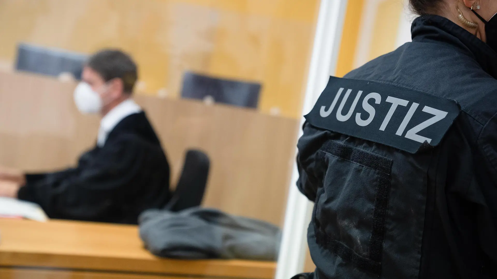 Eine Justizbeamtin wartet im Gerichtssaal. Hier muss sich der angeklagte AfD-Landtagsabgeordnete R. Graupner verantworten. Der AfD-Landtagsabgeordnete und Polizeibeamte soll 2018 als Leiter einer Fahndungs-und Kontrollgruppe bei der Autobahnpolizei Schweinfurt-Werneck in einem Ermittlungsverfahren einen Beschuldigten mit Informationen versorgt haben, weshalb er nun wegen der möglichen Verletzung des Dienstgeheimnisses angeklagt ist.