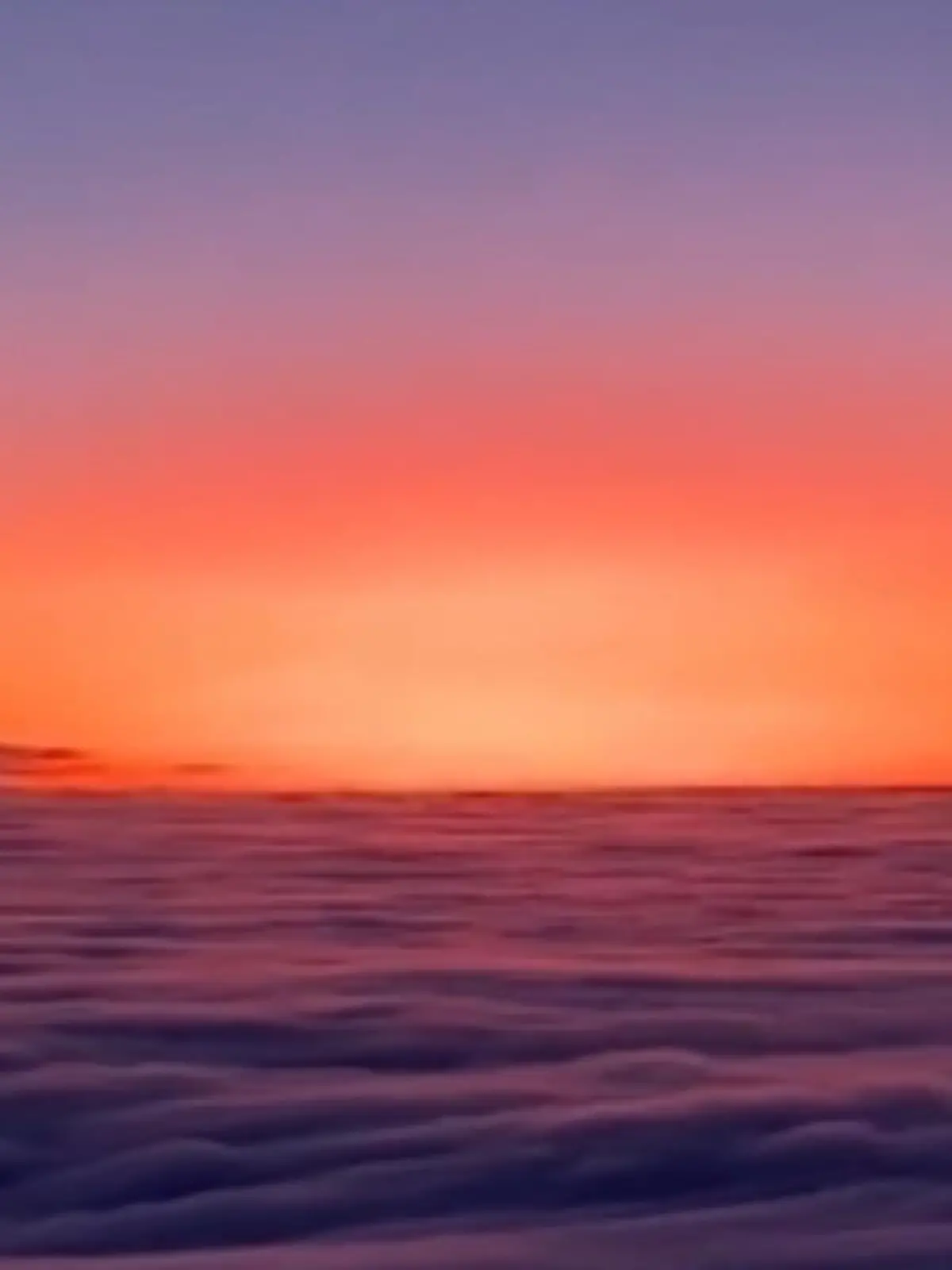 Während ihr frühmorgendlichen Ski-Runde auf dem Berg filmt Ekaterina Anokhina nicht nur ein Wolkenmeer, sondern auch einen sensationellen Sonnenaufgang.