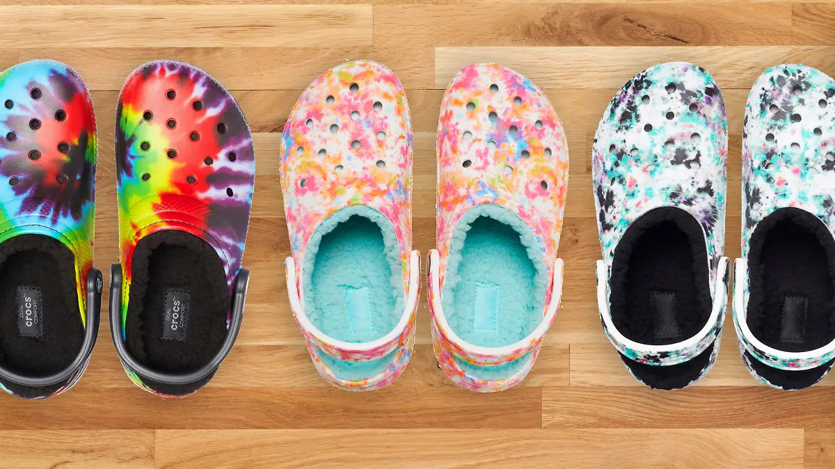 Verschiedene Crocs-Modelle in bunten Farben
