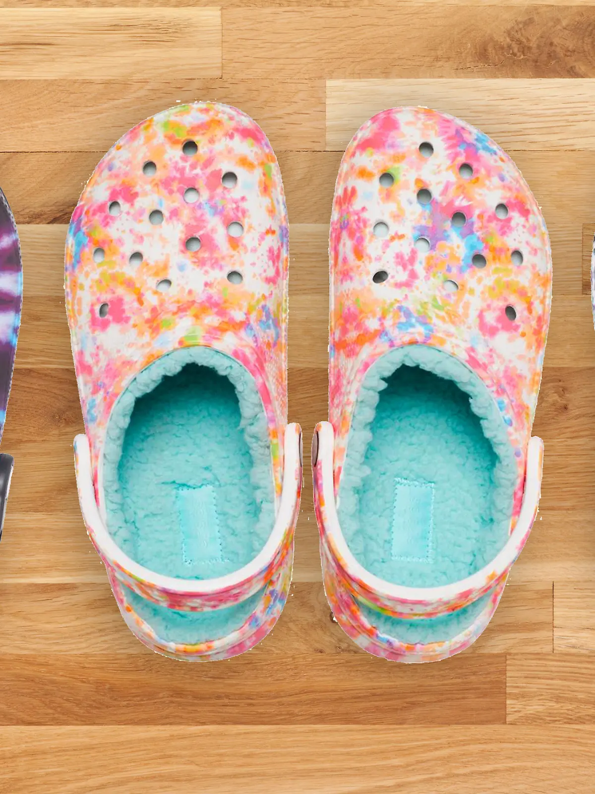 Verschiedene Crocs-Modelle in bunten Farben