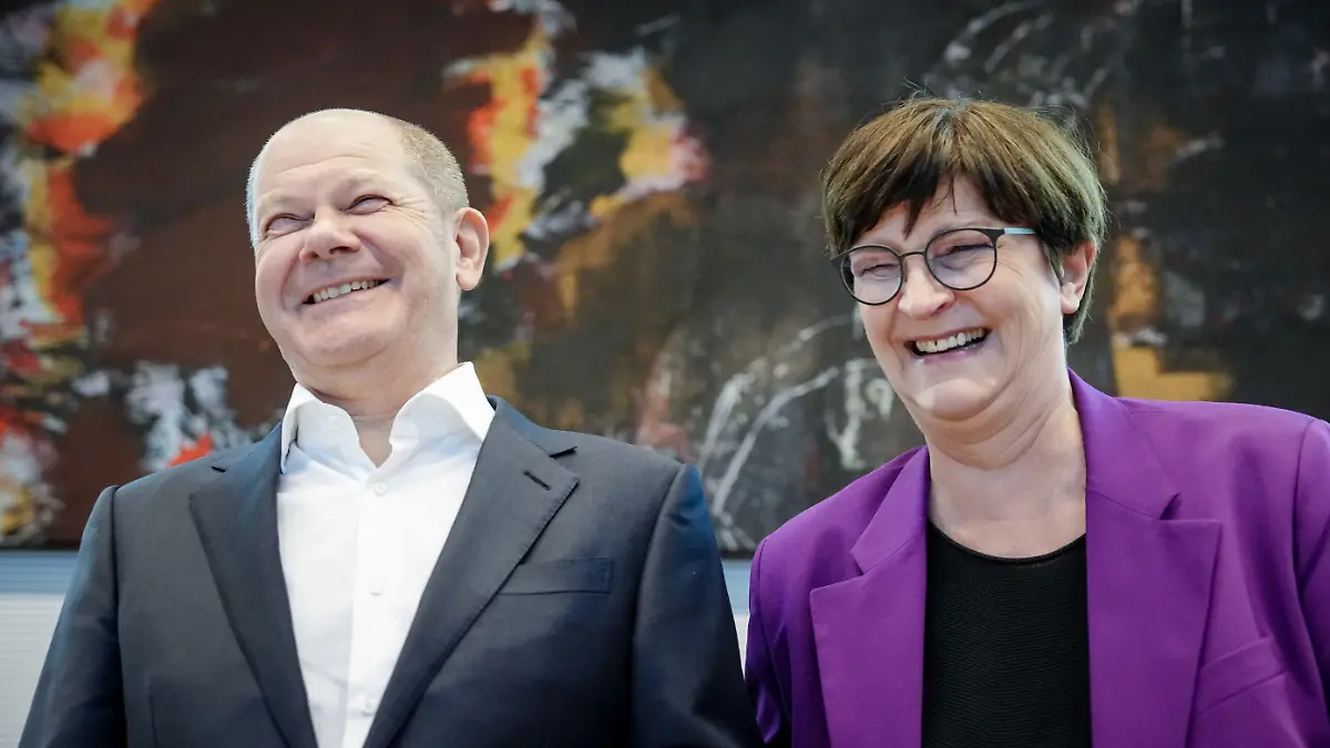 dpatopbilder - 17.01.2023, Berlin: Bundeskanzler Olaf Scholz (SPD) und Saskia Esken, SPD-Bundesvorsitzende, lachen am Rande der Fraktionssitzung ihrer Partei. Foto: Kay Nietfeld/dpa +++ dpa-Bildfunk +++