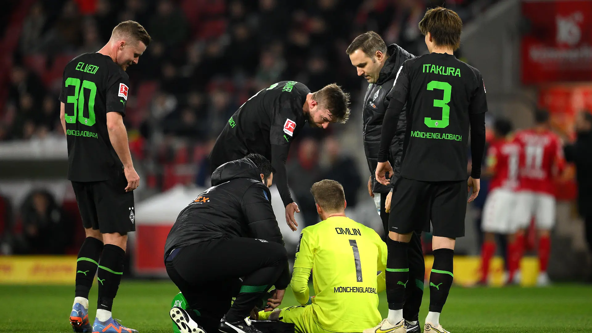 MAINZ, GERMANY - FEBRUARY 24: Jonas Omlin of Borussia Moenchengladbach receives medical treatment during the Bundesliga match between 1. FSV Mainz 05 and Borussia Mönchengladbach at MEWA Arena on February 24, 2023 in Mainz, Germany. (Photo by Lukas Schulze/Getty Images)
