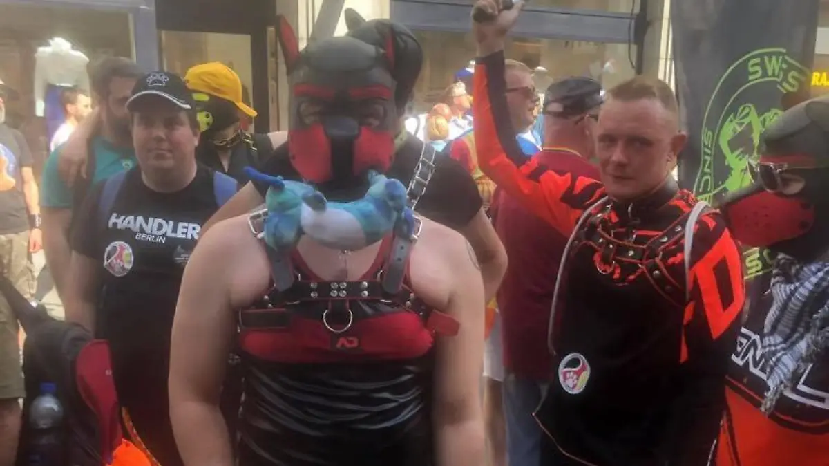 Niclas Ehrenberg bei der "Zürich Pride"-Demo mit einem Hundespielzeug im Mund.