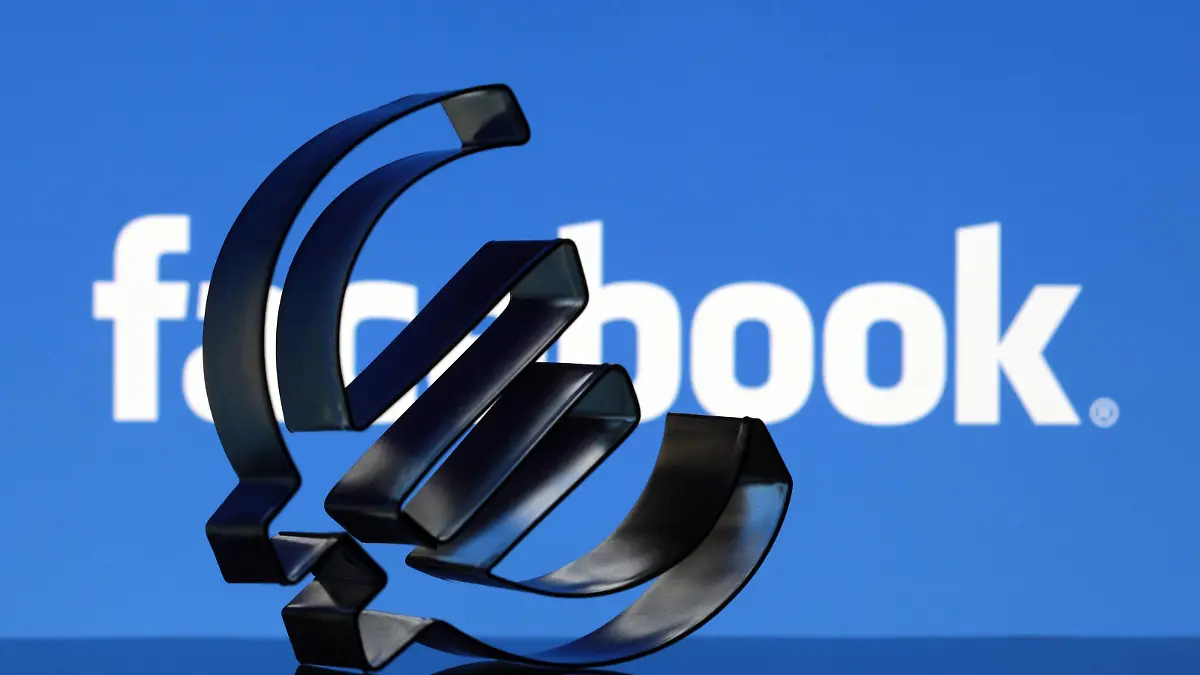FOTOMONTAGE Euro Zeichen vor Facebook Emblem  