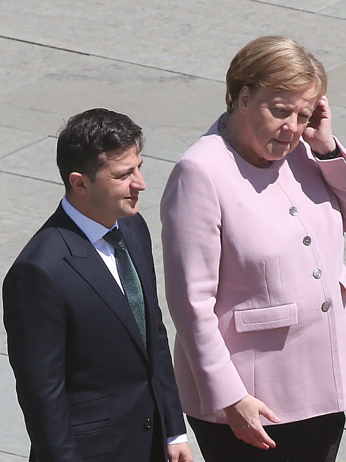 18.06.2019, Berlin: Bundeskanzlerin Angela Merkel (CDU) zusammen mit Wolodymyr Selensky, Präsident der Ukraine, bei seinem Antrittsbesuch in Deutschland vor dem Bundeskanzleramt das Abspielen der Nationalhymnen. Foto: Wolfgang Kumm/dpa +++ dpa-Bildfunk +++