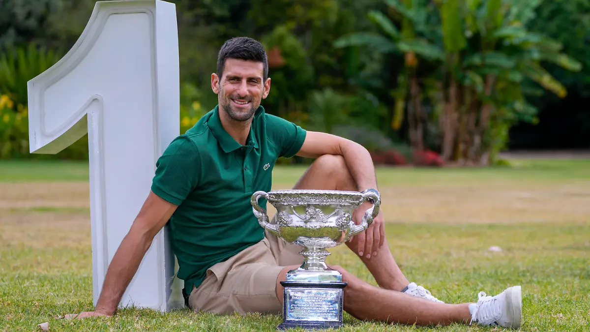 ARCHIV - 30.01.2023, Australien, Melbourne: Novak Djokovic aus Serbien posiert mit dem Norman Brookes Challenge Cup in den Gärten des Government House am Morgen nach seinem Sieg im Finale des Herreneinzels bei den Australian Open. Der Serbe hat den Ranglisten-Rekord von Steffi Graf überboten. (zu dpa: «Djokovic überholt Graf: 378 Wochen Nummer eins der Welt») Foto: Ng Han Guan/AP/dpa +++ dpa-Bildfunk +++