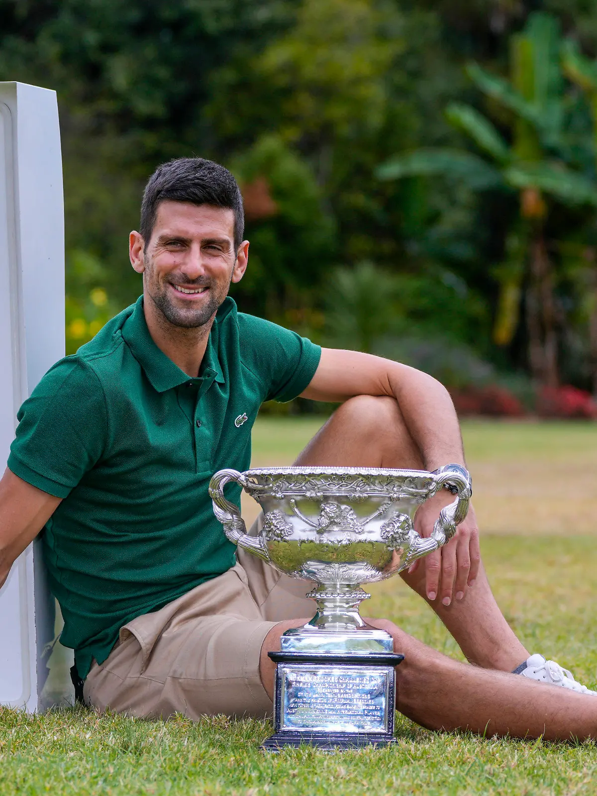 ARCHIV - 30.01.2023, Australien, Melbourne: Novak Djokovic aus Serbien posiert mit dem Norman Brookes Challenge Cup in den Gärten des Government House am Morgen nach seinem Sieg im Finale des Herreneinzels bei den Australian Open. Der Serbe hat den Ranglisten-Rekord von Steffi Graf überboten. (zu dpa: «Djokovic überholt Graf: 378 Wochen Nummer eins der Welt») Foto: Ng Han Guan/AP/dpa +++ dpa-Bildfunk +++