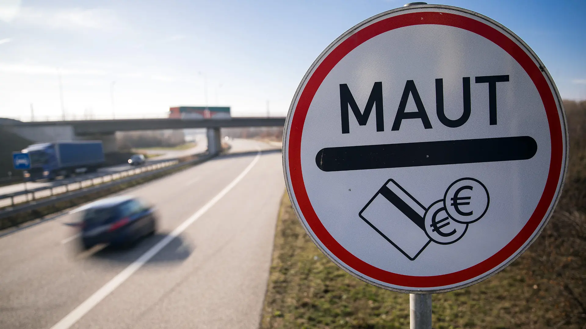 ARCHIV - 25.02.2019, Mecklenburg-Vorpommern, Rostock: Ein Verkehrsschild weist die Autofahrer der Stadtautobahn auf die Mautpflicht für die Passage des Warnowtunnels hin. An diesem Dienstag verkündet der Europäische Gerichtshof (EuGH) sein Urteil über das Schicksal der Pkw-Maut in Deutschland, auf das Mautgegner wie Mautfans schon gespannt warten. (zu dpa "Endspiel für die Maut") Foto: Jens Büttner/zb/dpa +++ dpa-Bildfunk +++