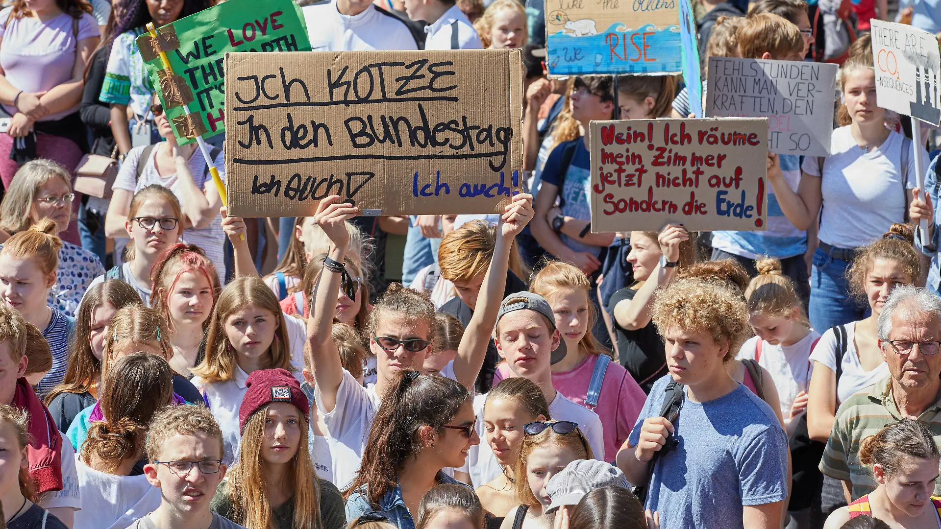 14.06.2019, Hamburg: Teilnehmer der Klima-Demonstration Fridays for Future halten auf dem Gänsemarkt unter anderem Transparente mit der Aufschrift: "Ich kotze in den Bundestag Ich auch! Ich auch!" oder "Nein! Ich räume mein Zimmer jetzt nicht auf sondern die Erde" hoch. Seit sechs Monaten gibt es die Aktion jetzt auch in der Hansestadt. Foto: Georg Wendt/dpa +++ dpa-Bildfunk +++