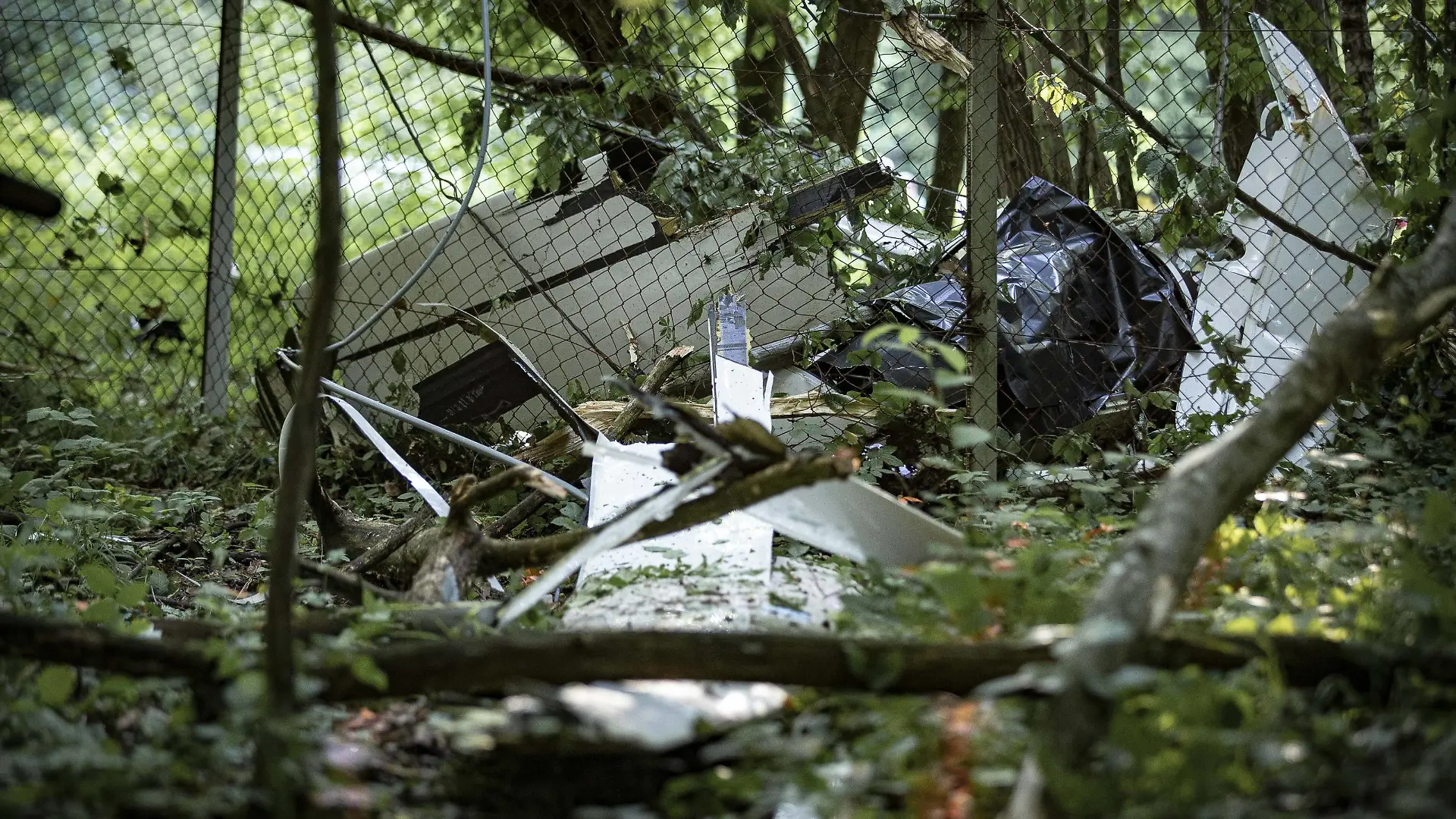 News Bilder des Tages BILDERUPDATE: BEUREN: Nahaufnahmen vom Wrack - Segelflugzeug stürzt auf ehemaliges Munitionsdepot BEUREN: Ein Pilot kam beim Absturz seines Sportflugzeuges am Sonntag bei Beuren im Landkreis Esslingen ums Leben. Aus unbekannter Ursache stürzte der Flieger mit seinem Segelflugzeug nur wenige Kilometer vom Sportflugplatz Hahnweide entfernt auf ein ehemaliges Munitionsdepot der Bundeswehr. Ersten Angaben nach dürfte es sich nicht um einen Piloten des Sportflugplatzes handeln, sondern um einen Angehörigen eines Flugzeugbauers aus Kirchheim/Teck. Das Gelände wird heute vom Landkreis Esslingen als Lagerstätte genutzt. Mit einem Großaufgebot waren die Helfer angerückt da anfangs die genaue Absturzursache unklar war. Der Pilot wurde bei dem Absturz getötet. Die Flugunfallermittler haben noch am Sonntag die Ermittlungen aufgenommen, die Bergung da Copyright: 7aktuellx/xGruber