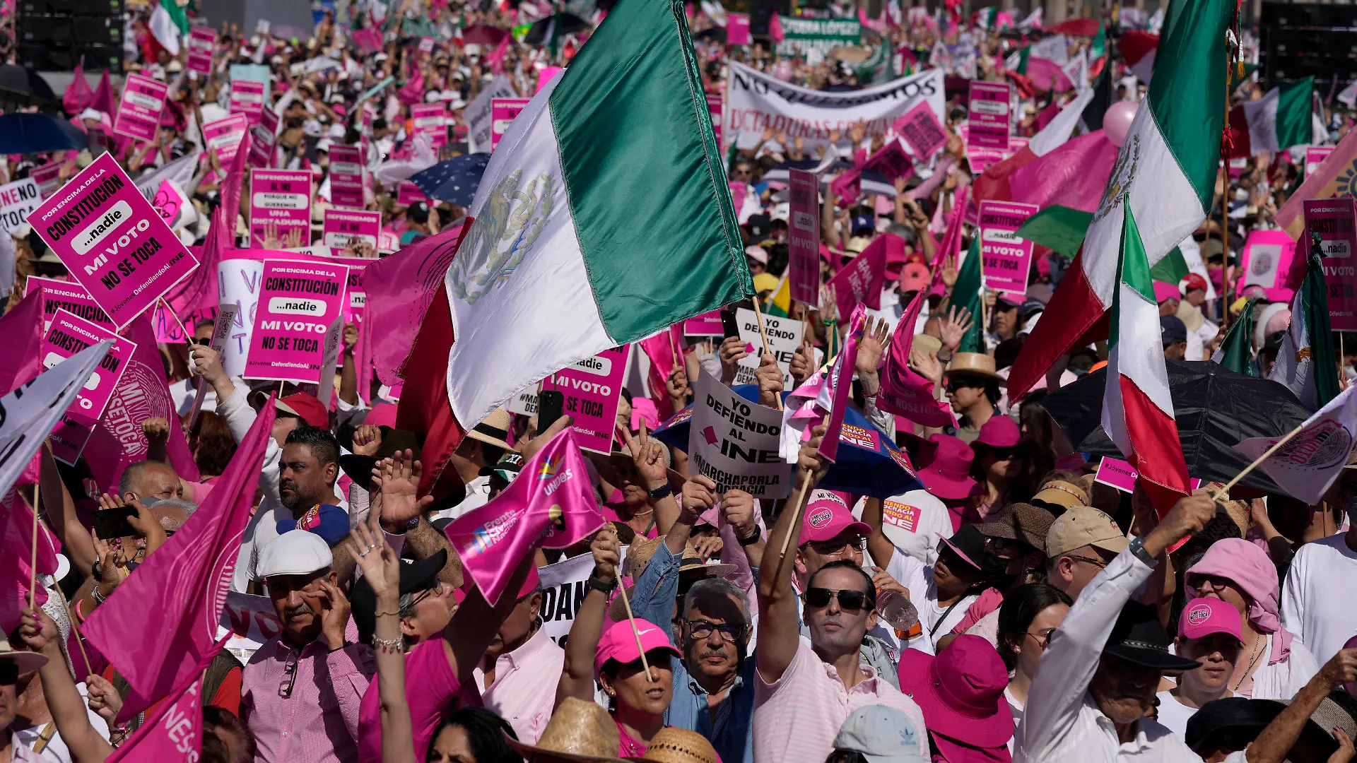 26.02.2023, Mexiko, Mexiko-Stadt: Regierungskritische Demonstranten protestieren gegen die geplanten Reformen der Wahlbehörde. Der Kongress verabschiedete auf Initiative des populistischen Präsidenten Lopez Obrador eine Reform, die die unabhängige Wahlbehörde drastisch verkleinert und ihr Budget kürzt. Nach Ansicht der Opposition wird dadurch die Organisation von freien Wahlen gefährdet. Foto: Fernando Llano/AP/dpa +++ dpa-Bildfunk +++