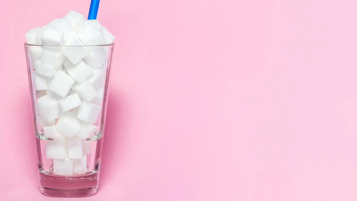 Glas  mit Strohhalm und Zuckerwürfeln