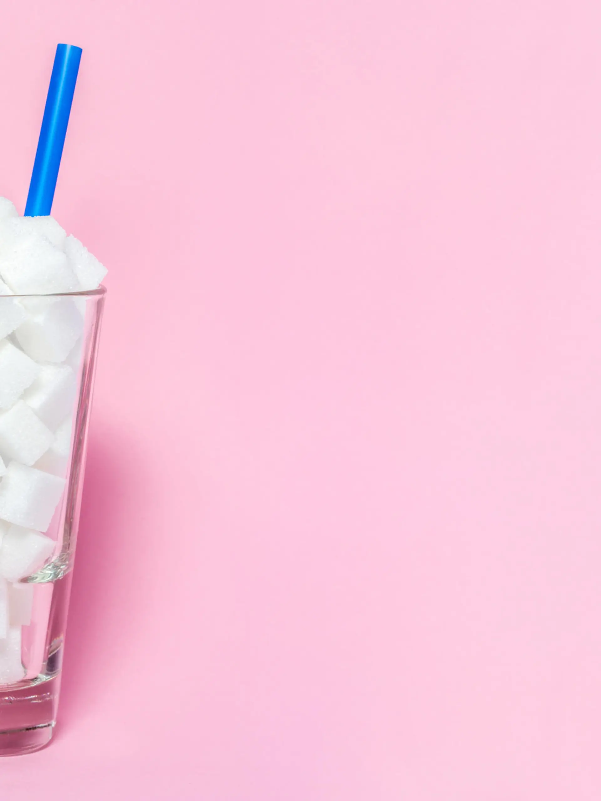 Glas  mit Strohhalm und Zuckerwürfeln