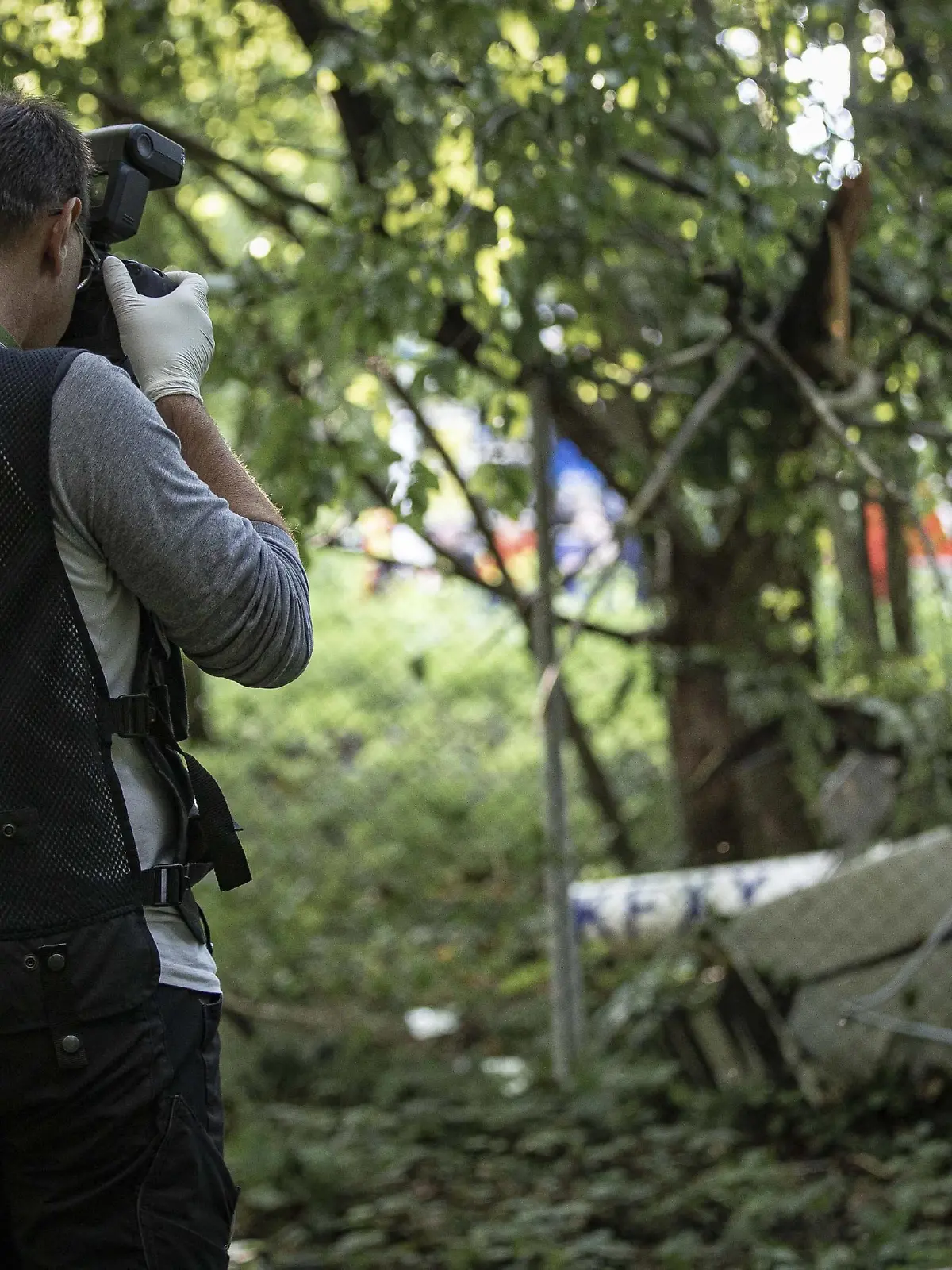 BILDERUPDATE: BEUREN: Nahaufnahmen vom Wrack - Segelflugzeug stürzt auf ehemaliges Munitionsdepot BEUREN: Ein Pilot kam beim Absturz seines Sportflugzeuges am Sonntag bei Beuren im Landkreis Esslingen ums Leben. Aus unbekannter Ursache stürzte der Flieger mit seinem Segelflugzeug nur wenige Kilometer vom Sportflugplatz Hahnweide entfernt auf ein ehemaliges Munitionsdepot der Bundeswehr. Ersten Angaben nach dürfte es sich nicht um einen Piloten des Sportflugplatzes handeln, sondern um einen Angehörigen eines Flugzeugbauers aus Kirchheim/Teck. Das Gelände wird heute vom Landkreis Esslingen als Lagerstätte genutzt. Mit einem Großaufgebot waren die Helfer angerückt da anfangs die genaue Absturzursache unklar war. Der Pilot wurde bei dem Absturz getötet. Die Flugunfallermittler haben noch am Sonntag die Ermittlungen aufgenommen, die Bergung da Copyright: 7aktuellx/xGruber  
