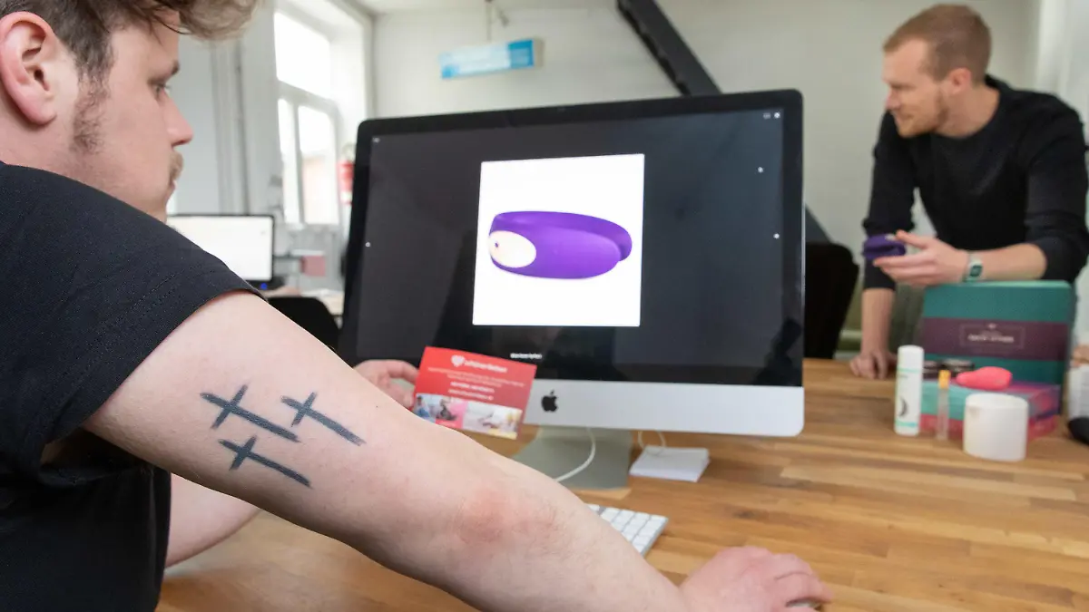16.05.2019, Nordrhein-Westfalen, Bielefeld: Timon Rahn (l-r) und Gerhard Peters, Gründer des Sexshops "Schöner Lieben", sitzen in ihrem Büro an Computerbildschirmen, die einen Artikel ihres Onlineshops zeigen. ·Schöner lieben· ist, nach Angabe der Gründer, der erste Erotikonlineshop in Deutschland mit christlichen Werten. Er verzichtet auf Nacktheit und Pornografie. Foto: Friso Gentsch/dpa +++ dpa-Bildfunk +++