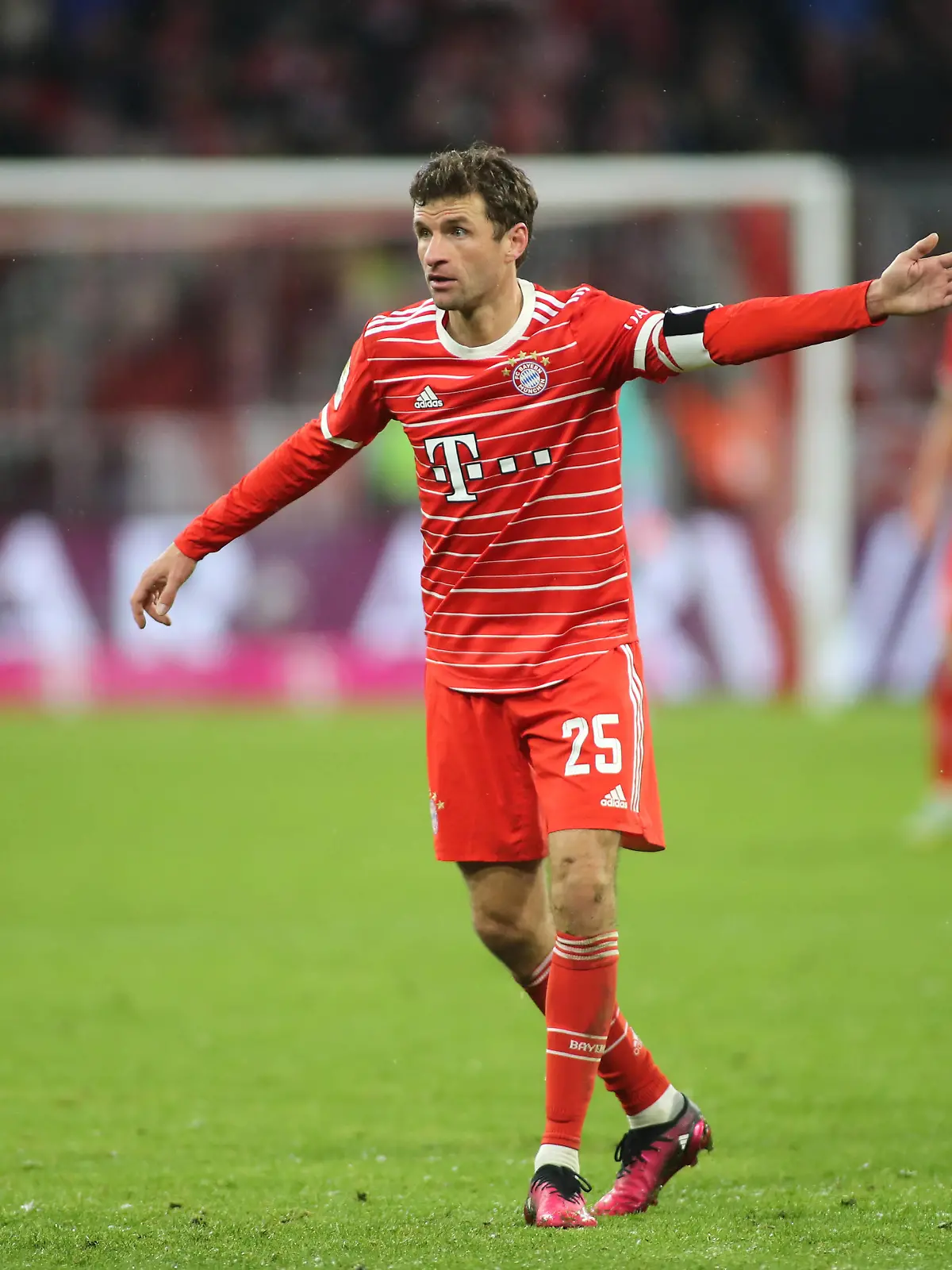 München, Deutschland 26. Februar 2023: Fussball, Herren, Saison 2022/2023, FC Bayern München - 1.FC Union Berlin, Bundesliga, Allianz Arena Thomas Müller, Mueller FC Bayern München hebt den linken Arm, gibt Anweisungen, zeigen, deuten DFB regulations prohibit any use of photographs as image sequences and/or quasi-video *** Munich, Germany 26 February 2023 Football, Men, 2022 2023 season, FC Bayern Munich 1 FC Union Berlin, Bundesliga, Allianz Arena Thomas Müller, Mueller FC Bayern Munich raises left arm, gives instructions, show, interpret DFB regulations prohibit any use of photographs as image sequences and or quasi video
