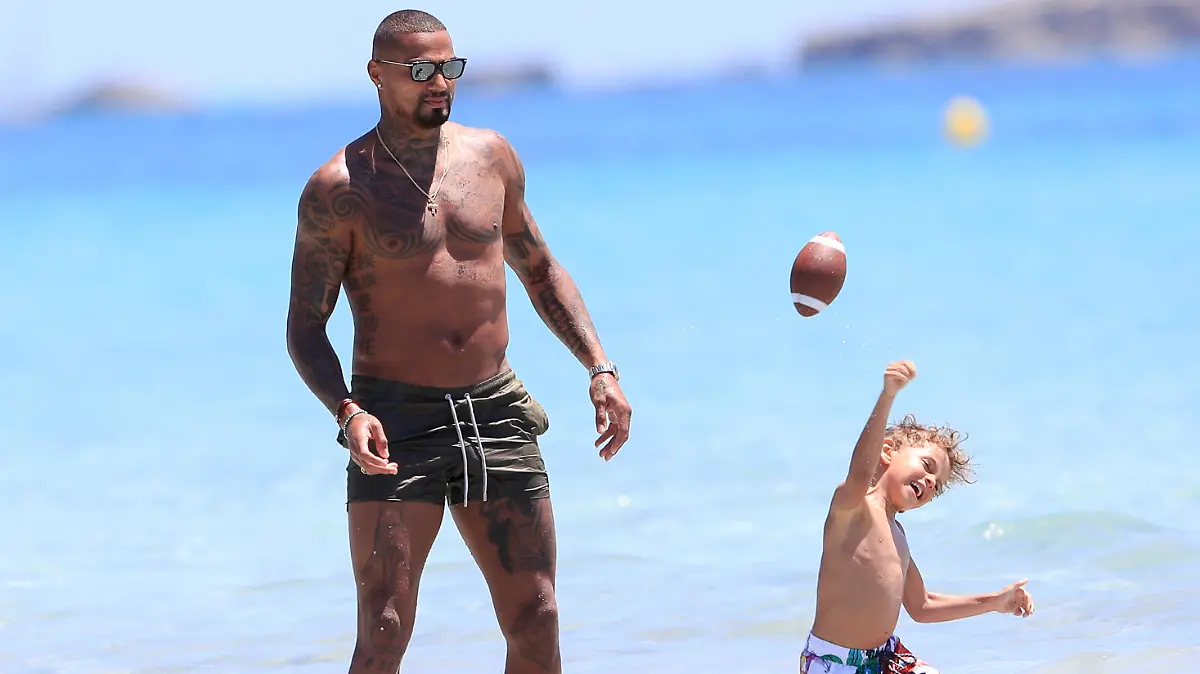 EXCLUSIVE: Kevin-Prince Boateng And Maddox Prince Boateng

Pictured: Kevin-Prince Boateng And Maddox Prince Boateng
Ref: SPL5096487 070619 EXCLUSIVE
Picture by: SplashNews.com

Splash News and Pictures
Los Angeles: 310-821-2666
New York: 212-619-2666
London: 0207 644 7656
Milan: 02 4399 8577
photodesk@splashnews.com

World Rights, No Australia Rights, No Italy Rights, No New Zealand Rights, No Spain Rights
