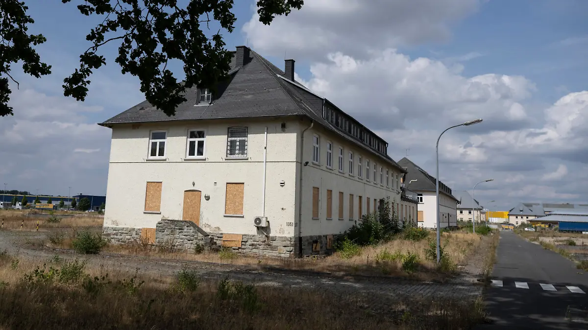 Noch ungenutzt sind diese Gebäude auf dem ehemaligen Flugplatz in Erlensee. Mit einer Machbarkeitsstudie wird derzeit geklärt, ob das Gelände wieder einen Gleisanschluss erhalten soll. (zu dpa «24 alte Bahnstrecken auf dem Prüfstand»)