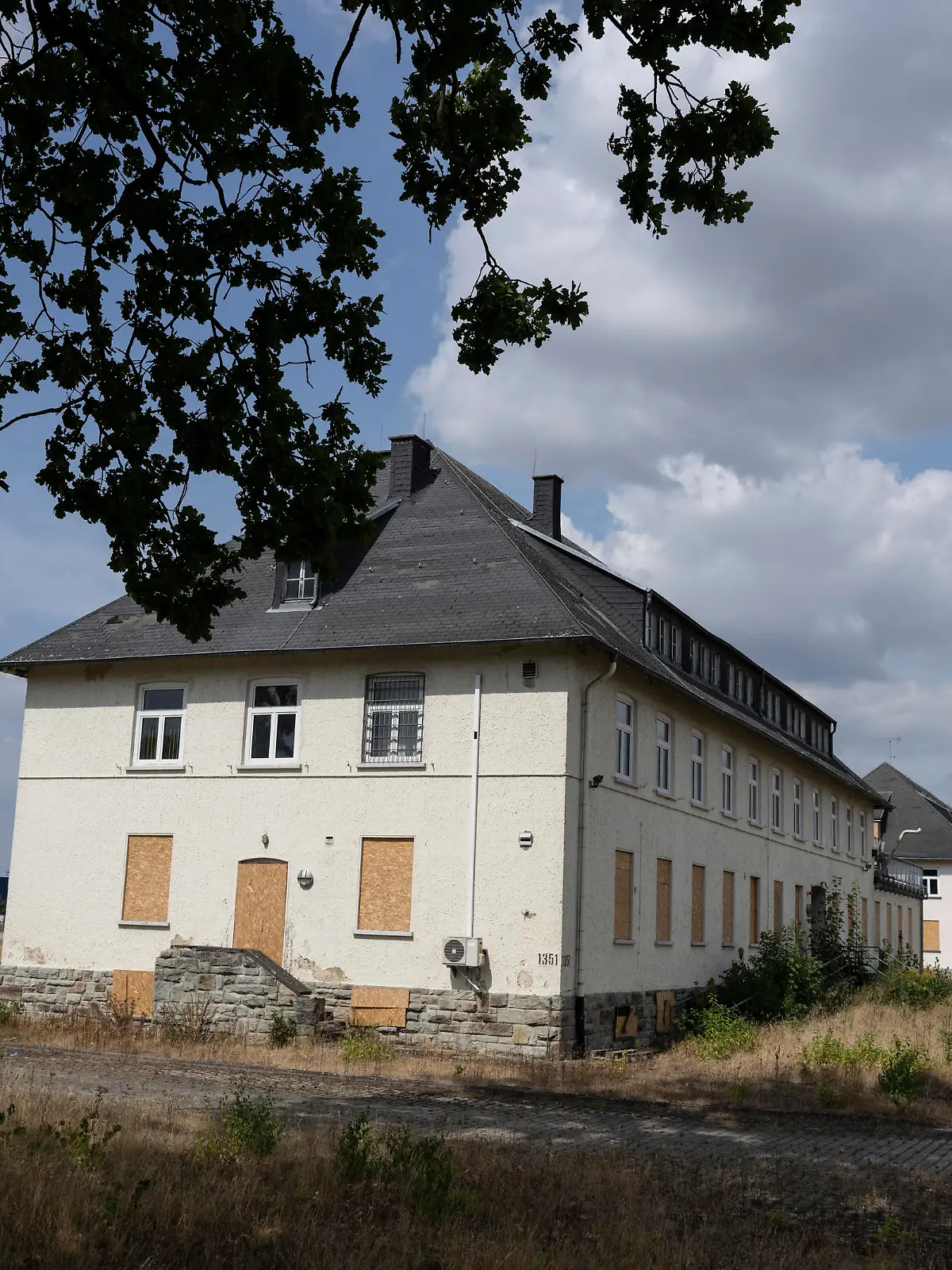Noch ungenutzt sind diese Gebäude auf dem ehemaligen Flugplatz in Erlensee. Mit einer Machbarkeitsstudie wird derzeit geklärt, ob das Gelände wieder einen Gleisanschluss erhalten soll. (zu dpa «24 alte Bahnstrecken auf dem Prüfstand»)