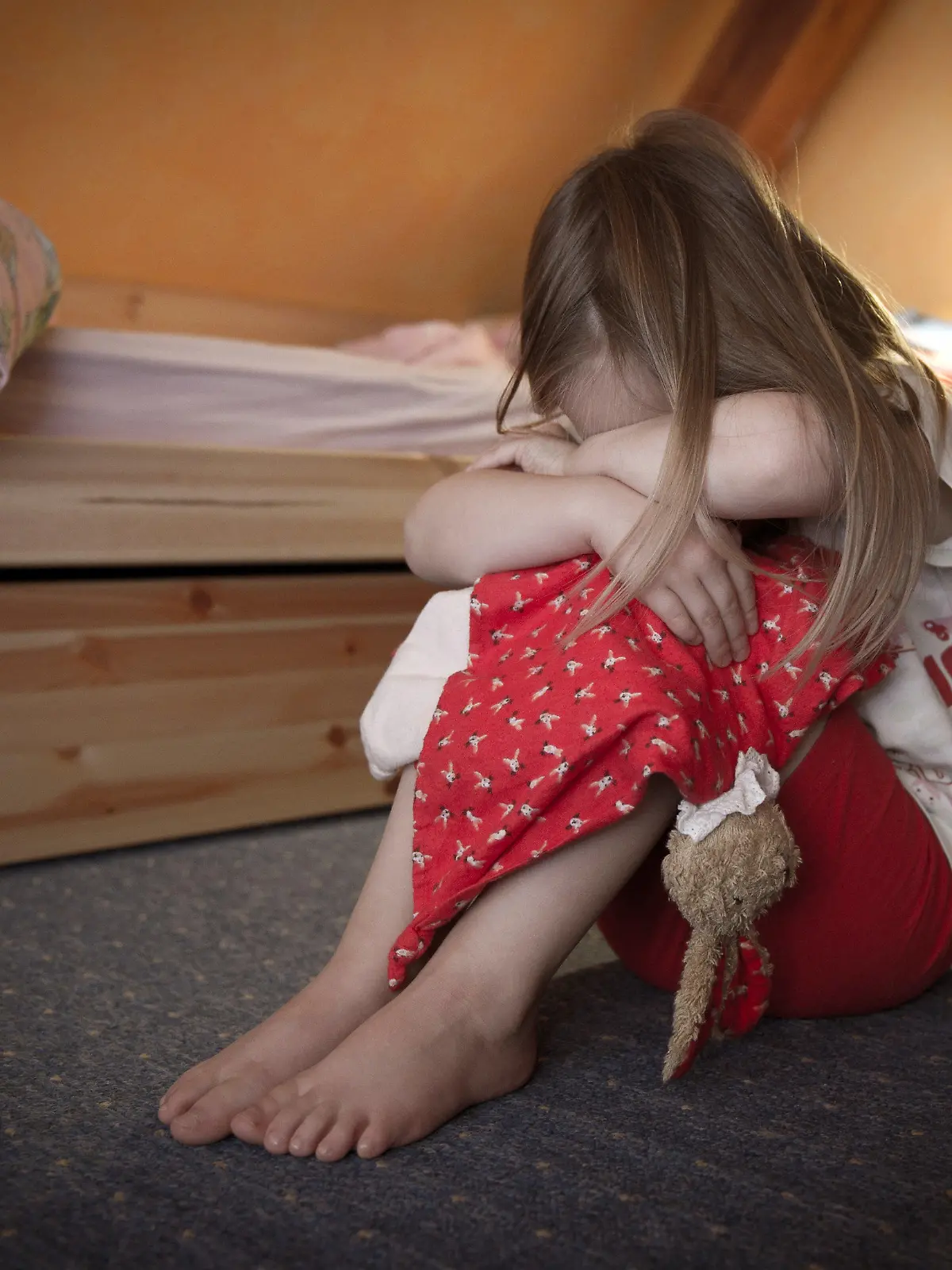 ARCHIV - ILLUSTRATION - Ein kleines Mädchen sitzt weinend auf dem Fußboden in ihrem Zimmer, aufgenommen in Frankfurt (Oder) am 27.11.2010. Gegen den allgemeinen Trend in der Gesellschaft nimmt die Gewalt gegen Kinder in letzter Zeit wieder zu. Der «Kevin-Effekt» lässt nach. Für Fachleute ist eine Reform des Kinderschutzes überfällig. Foto: Patrick Pleul dpa (zu dpa 1559 vom 27.05.2011)  +++(c) dpa - Bildfunk+++