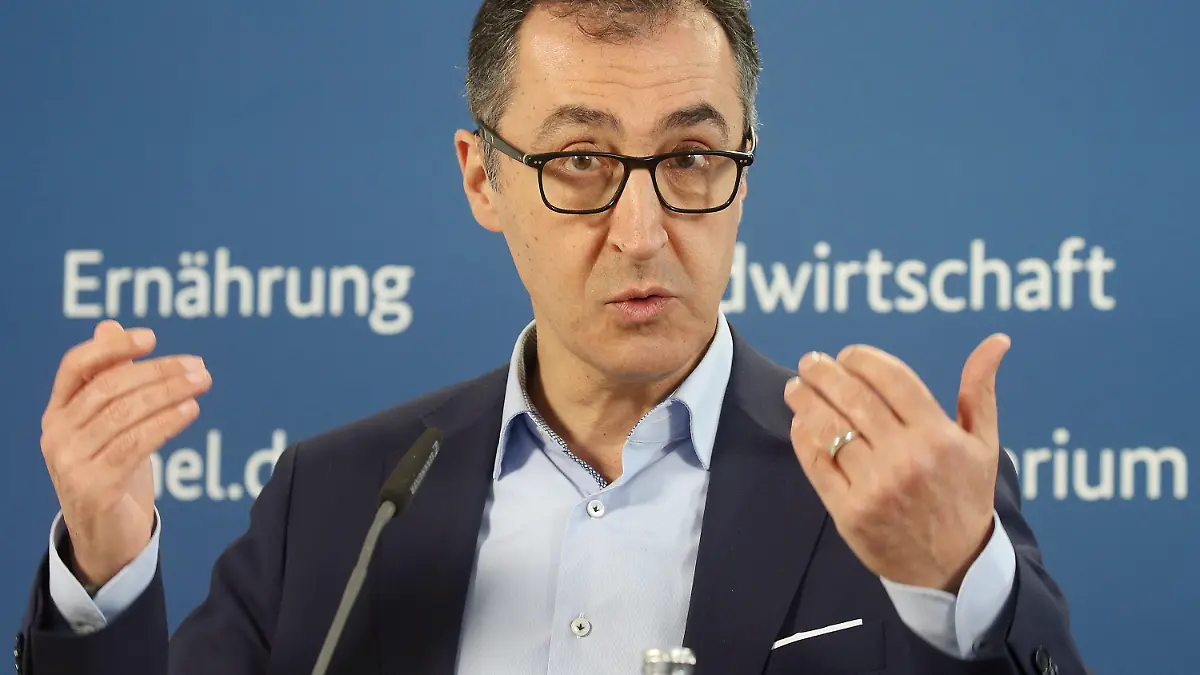 27.02.2023, Berlin: Cem Özdemir (Grüne), Bundesminister für Ernährung und Landwirtschaft, äußert sich in seinem Ministerium zu Gesetzesplänen für mehr Kinderschutz in der Werbung für Lebensmittel und beantwortet Fragen von Journalisten. Foto: Wolfgang Kumm/dpa +++ dpa-Bildfunk +++