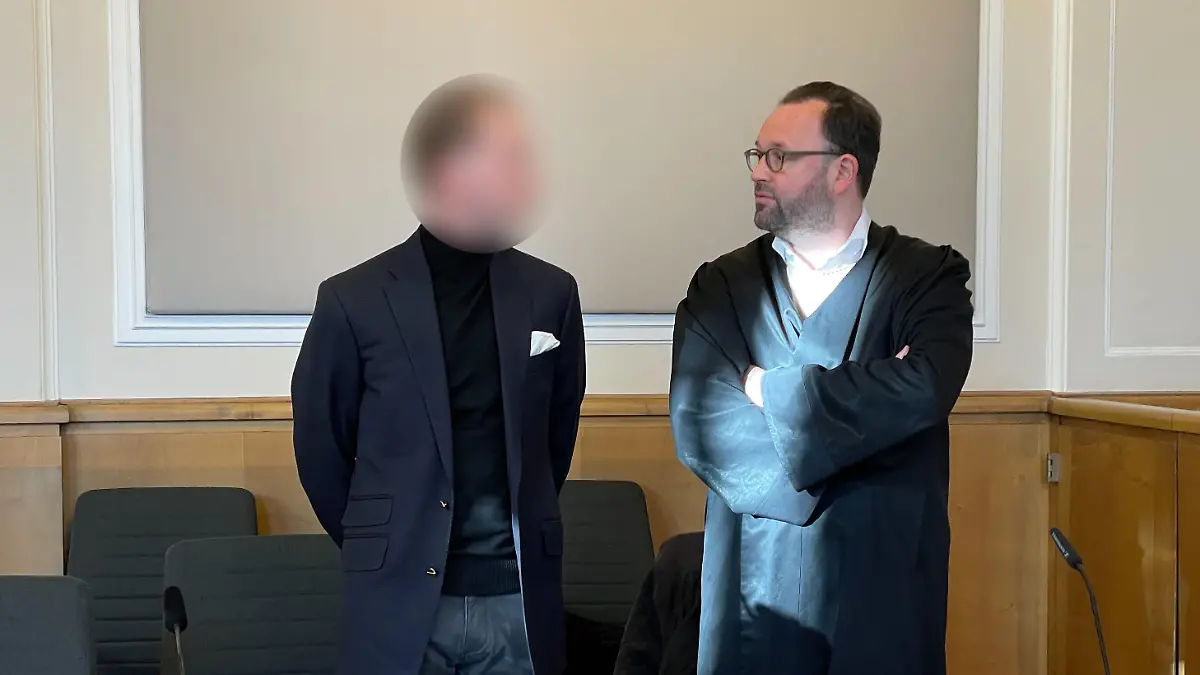 Der Angeklagte (li.) im Gespräch mit seinem Anwalt.