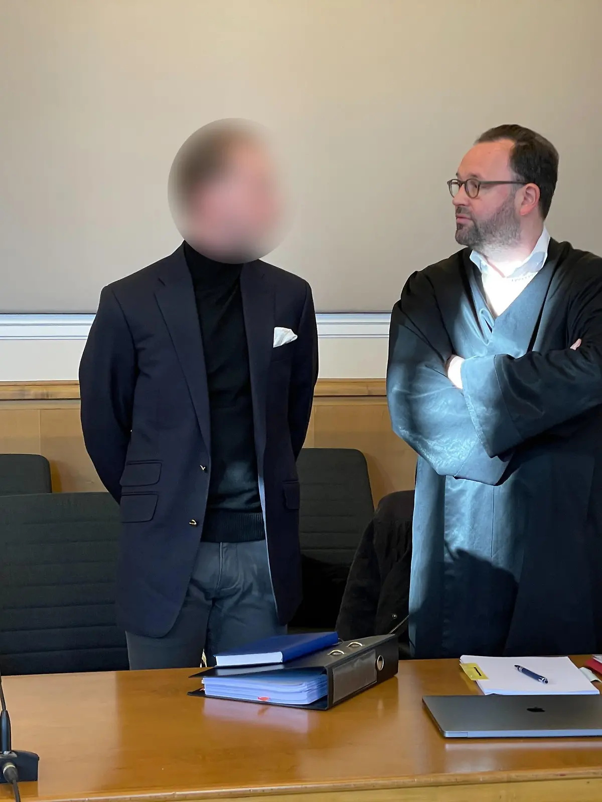Der Angeklagte (li.) im Gespräch mit seinem Anwalt.