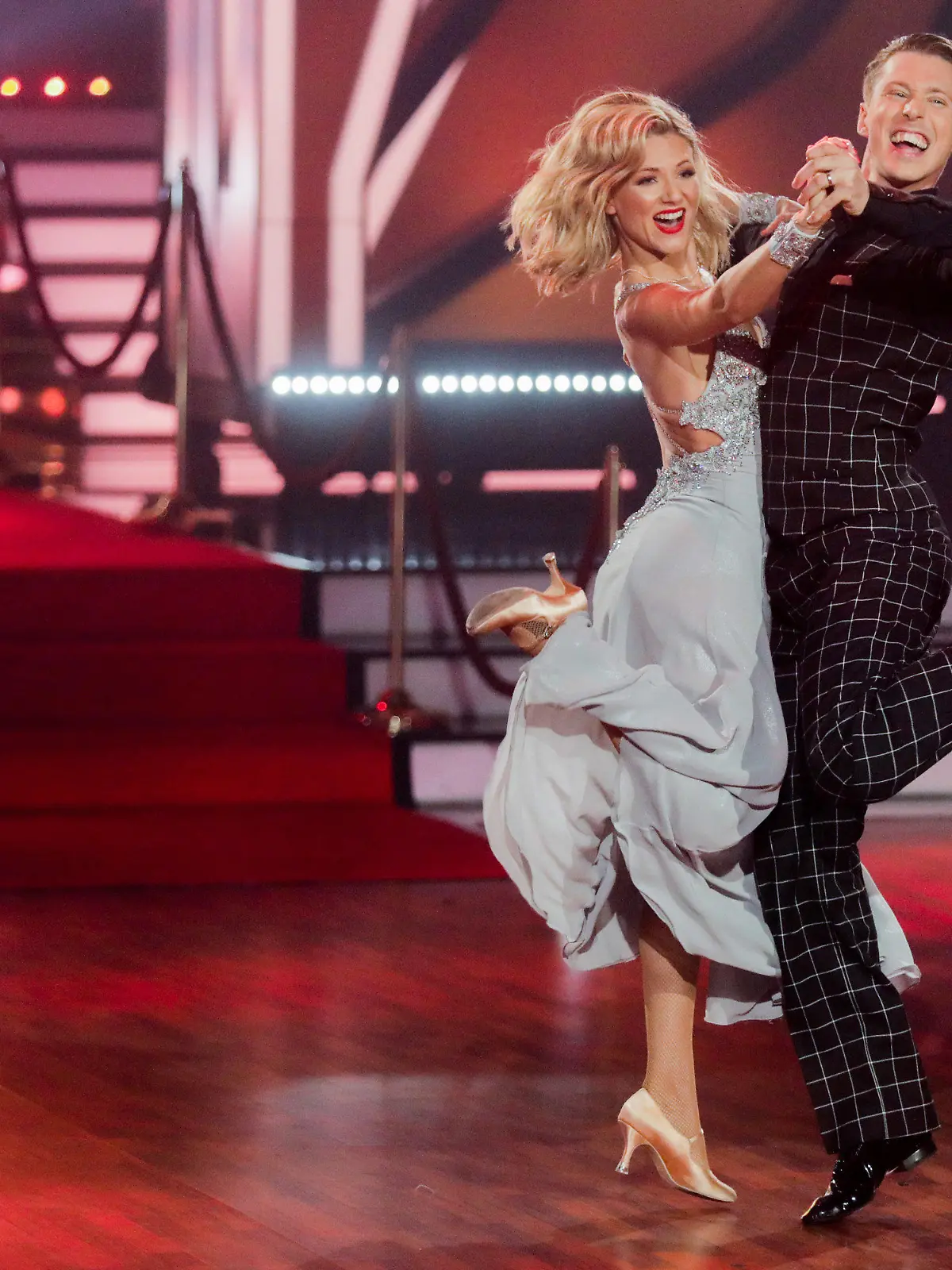 14.06.2019, Nordrhein-Westfalen, Köln: Ella Endlich, Sängerin, und Valentin Lusin, Profitänzer, tanzen in der RTL-Tanzshow Let's Dance im Coloneum. Foto: Rolf Vennenbernd/dpa +++ dpa-Bildfunk +++