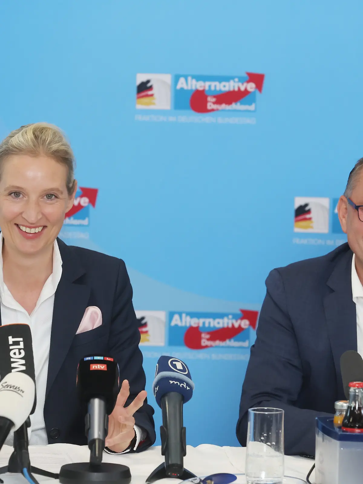 01.09.2023, Thüringen, Oberhof: Alice Weidel, Vorsitzende der Partei Alternative für Deutschland (AfD), und Tino Chrupalla, AfD-Vorsitzender, lächeln bei einer Pressekonferenz. Noch bis zum 2. September trifft sich die AfD-Bundestagsfraktion zu einer Klausurtagung in Oberhof. Ziel ist die Erarbeitung eines Positionspapiers mit Alternativen zur Ampel-Regierung. Foto: Bodo Schackow/dpa +++ dpa-Bildfunk +++