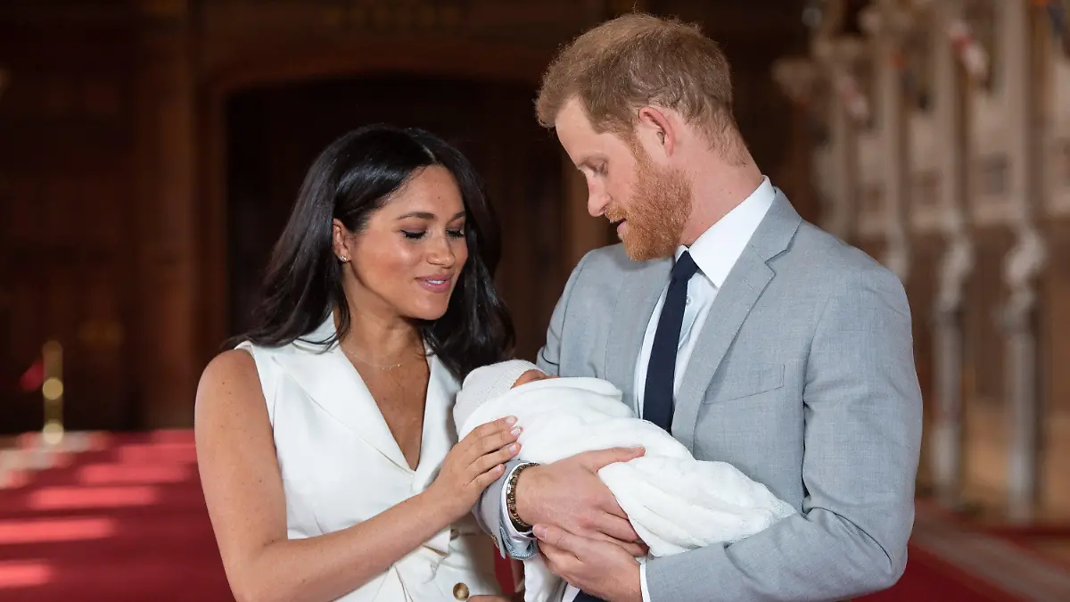 08.05.2019, Großbritannien, Windsor: Prinz Harry von Großbritannien und Meghan, Herzogin von Sussex, kommen mit ihrem noch namenlosen Sohn zu einem Fototermin in der St. George's Hall im Windsor Castle. Das noch namenlose, am 06.05.2019 geborene, «Baby Sussex» ist das erste Kind von Prinz Harry und seiner Frau Meghan. Foto: Dominic Lipinski/PA Wire/dpa +++ dpa-Bildfunk +++